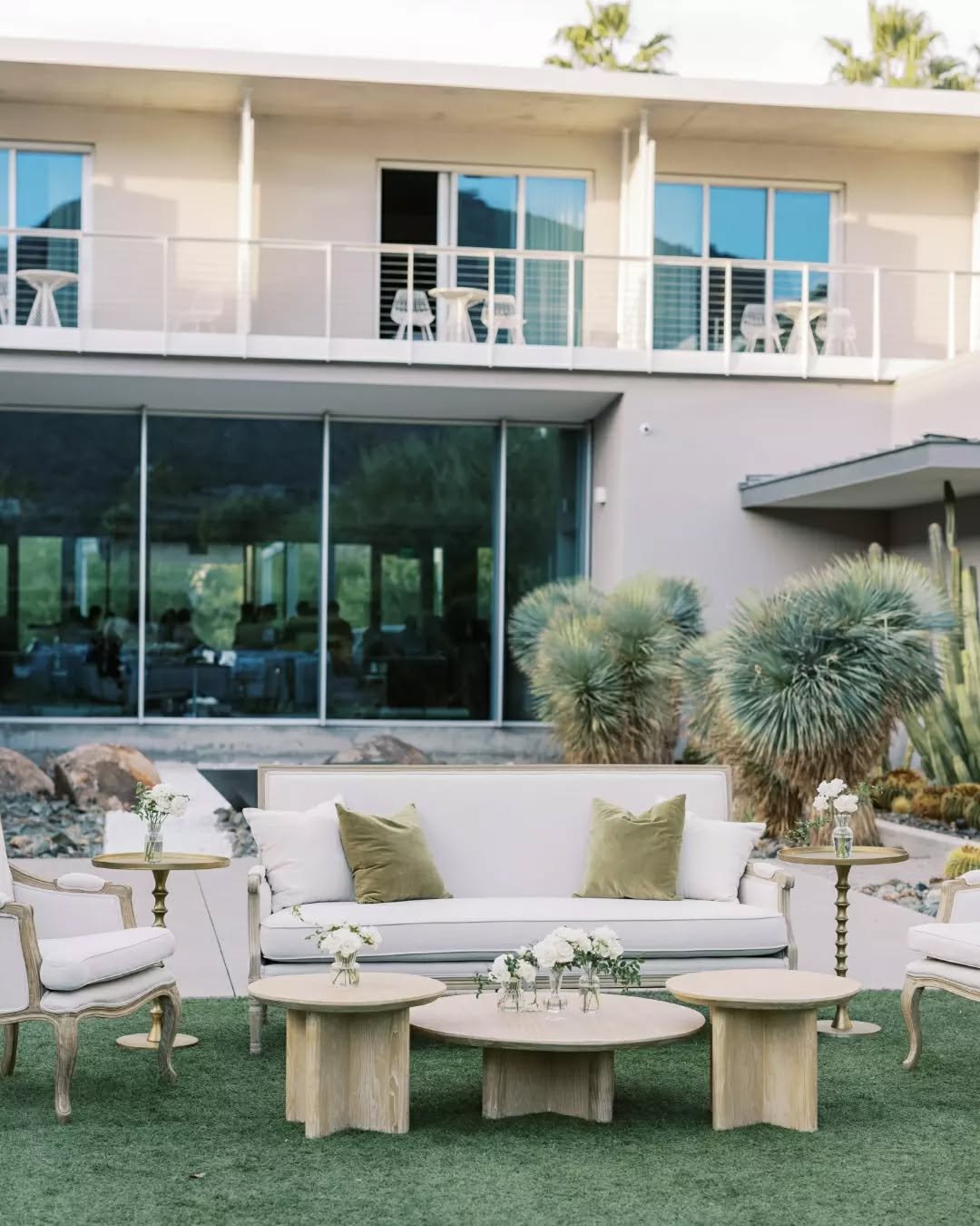Creams, greens, and that unmistakable Arizona glow 🌵

This cocktail hour lounge blended seamlessly with the venue&rsquo;s modern desert vibe&mdash;effortlessly elegant, endlessly inviting.
.
.
.
Planning and Design: @westgate.events @cslundahl
Venue