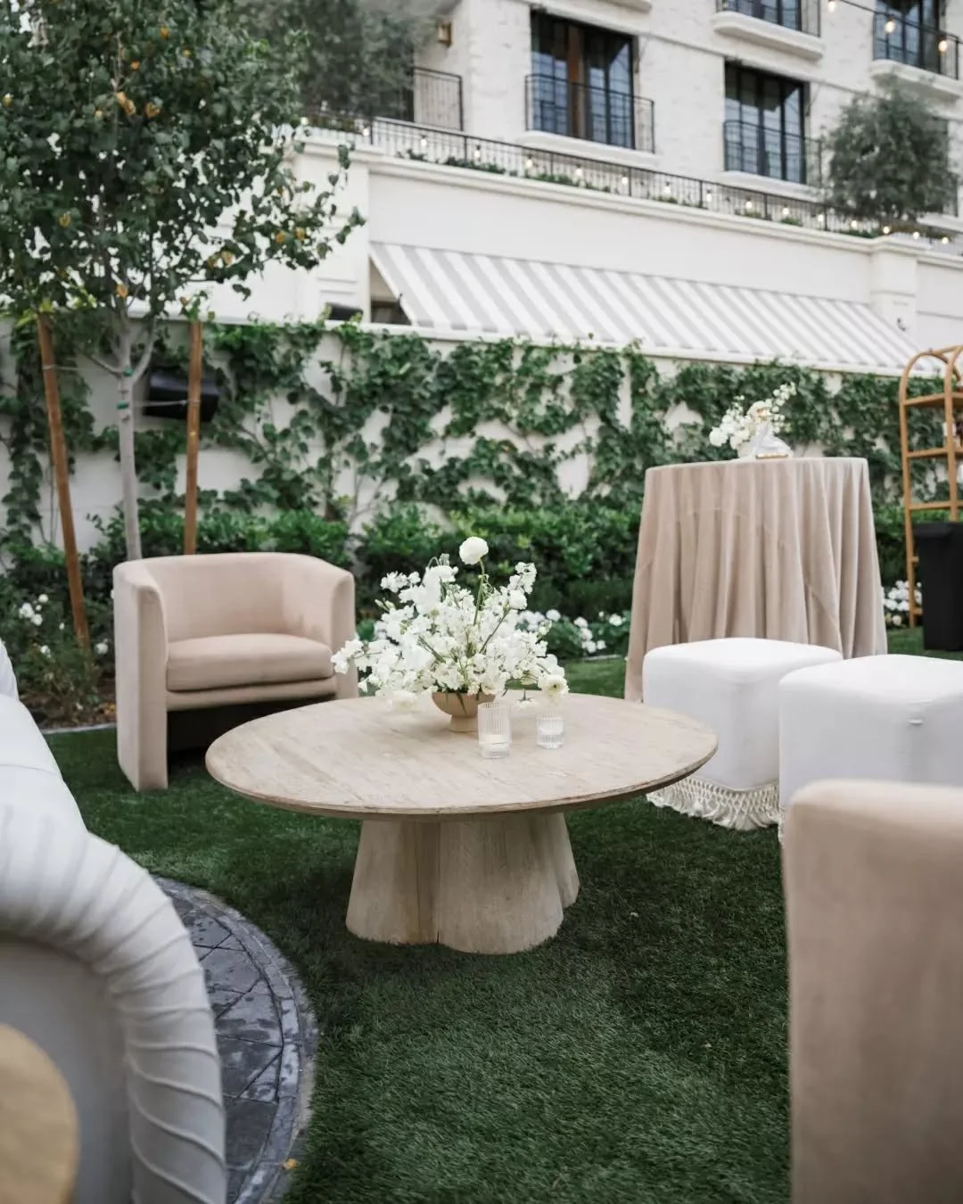 The Global Ambassador garden. ✨ A masterclass in the cocktail hour transition. We loved providing the architectural foundations for Jamie and Eric&rsquo;s celebration, from the custom-monogrammed bars to the curated lounge moments. Proof that the rig