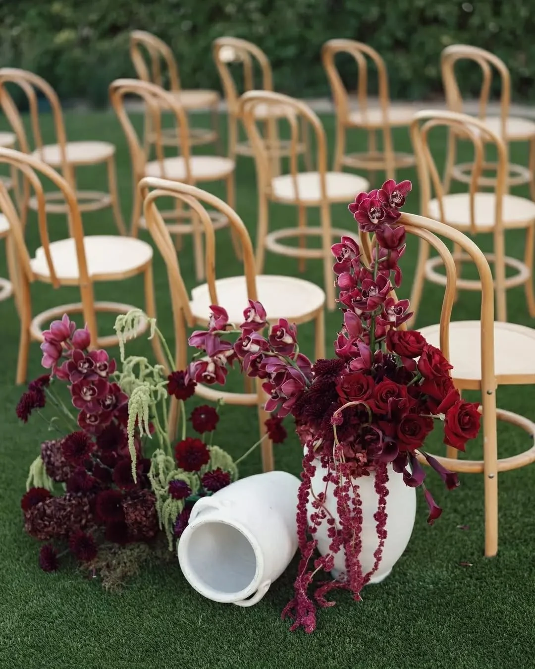 You can never go wrong with the classic curves of the Cora Bentwood Chair, especially for a ceremony in the Camelback Mountains 🤍
.
.
.
Venue: @sanctuaryweddings + @sanctuaryaz_
Florals: @luxflorist
Furniture Rentals: @primrentals @rentalgirl
Rental