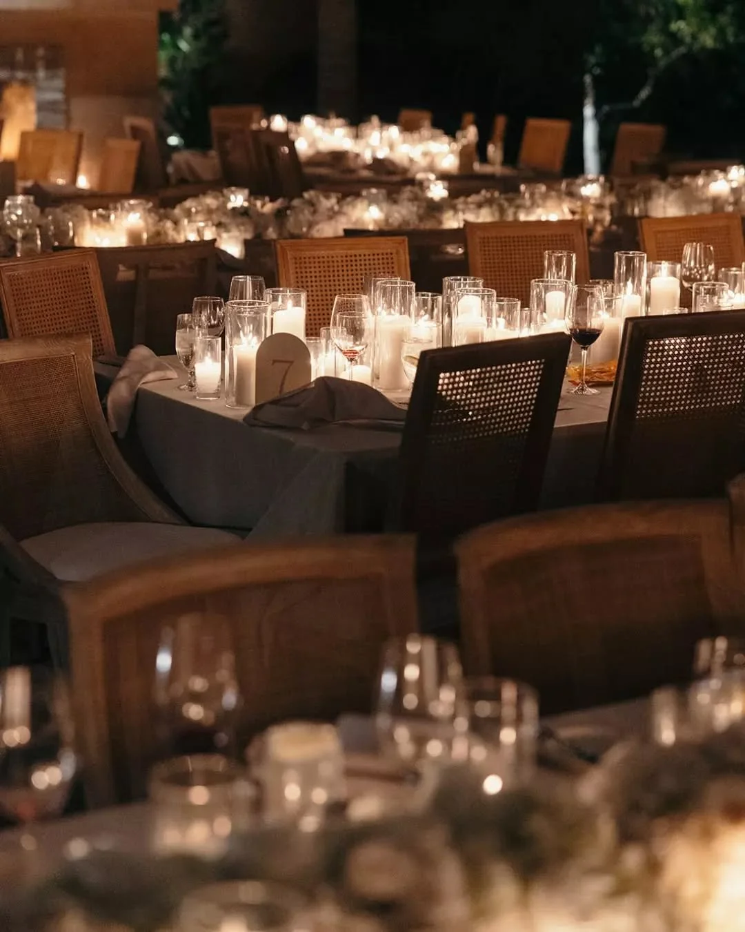 Endless candlelight and our favorite reception silhouettes 😉 This @royalpalmsweddings reception was a masterclass in evening atmosphere. The kind of setting that makes you want to stay a little longer.
.
.
.
Planner: @revelweddingcompany
Venue: @roy