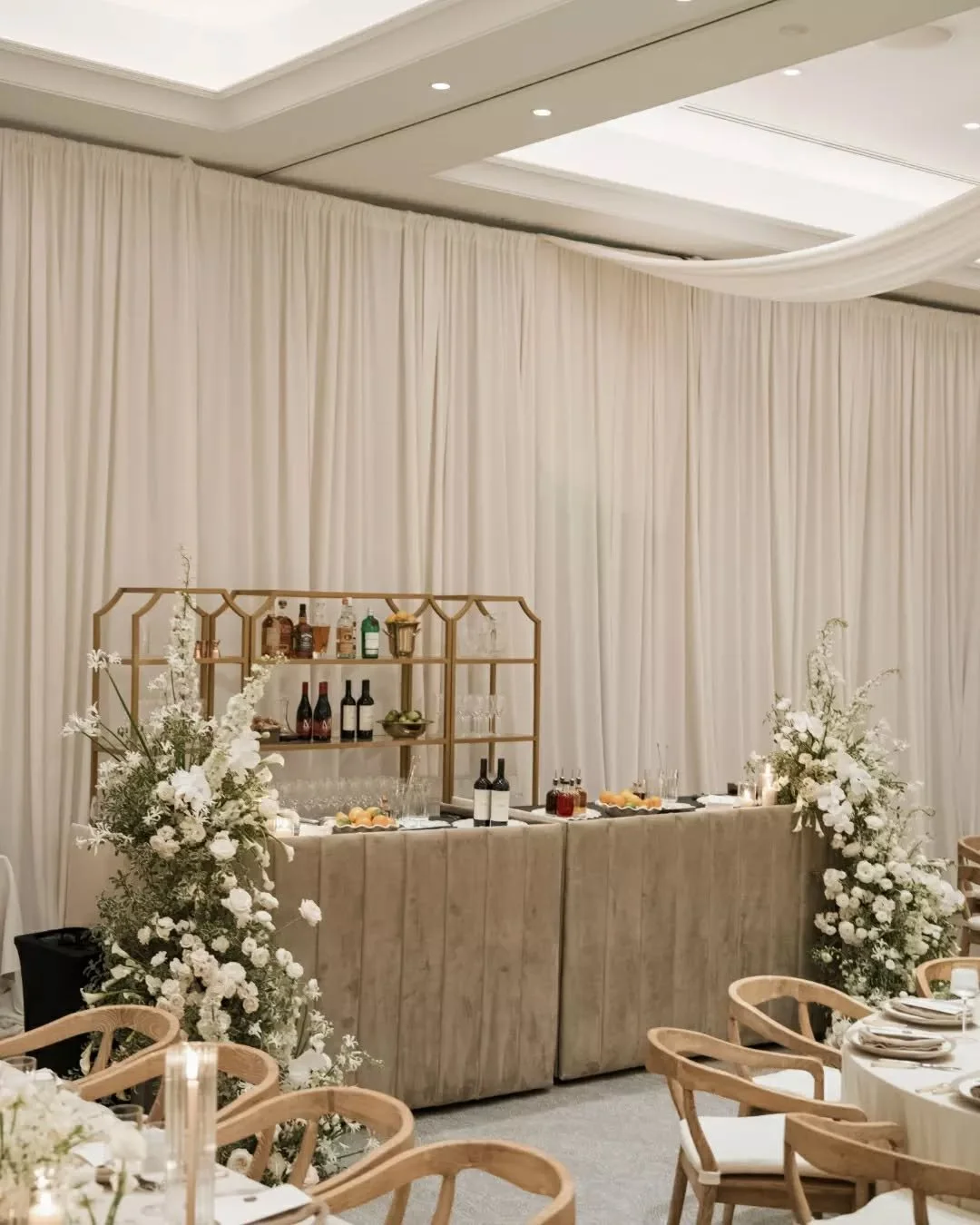 Cream layers and seamless collaboration 🕊️

Jamie + Eric's  @theglobalambassadorhotel reception called for a total room transformation with the full team. From the velvet silhouettes of our Marlowe bar backs to the architectural draping by our paren