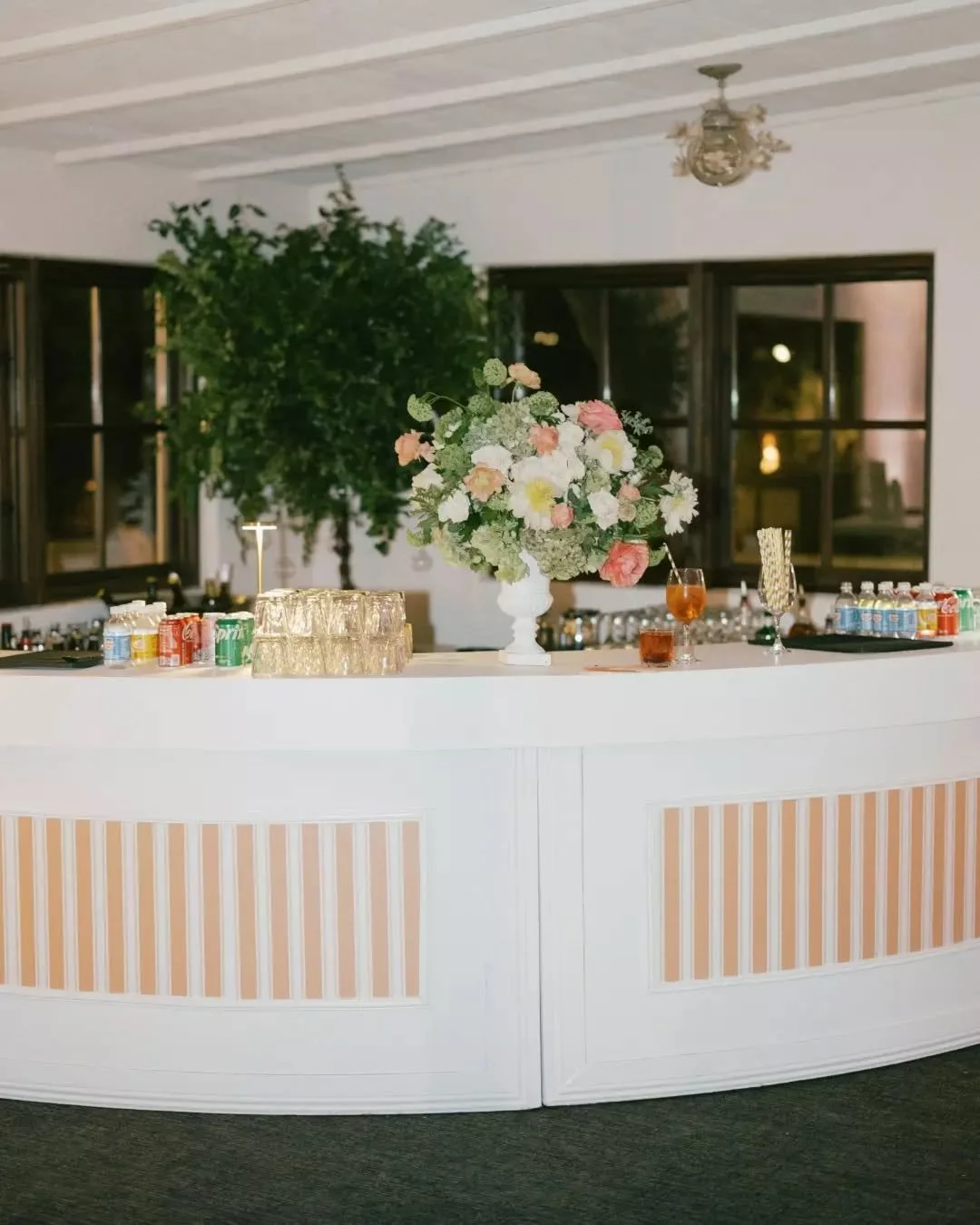 Custom stripe inserts on the Cade Bar for Kristina + Jeff's El Chorro wedding - because every detail of this day had a point of view. 🤍🧡
.
.
.
Venue: @elchorroweddings 
Planner: @revelweddingcompany 
Photography: @kayleechelseaphotography 
Beauty: 