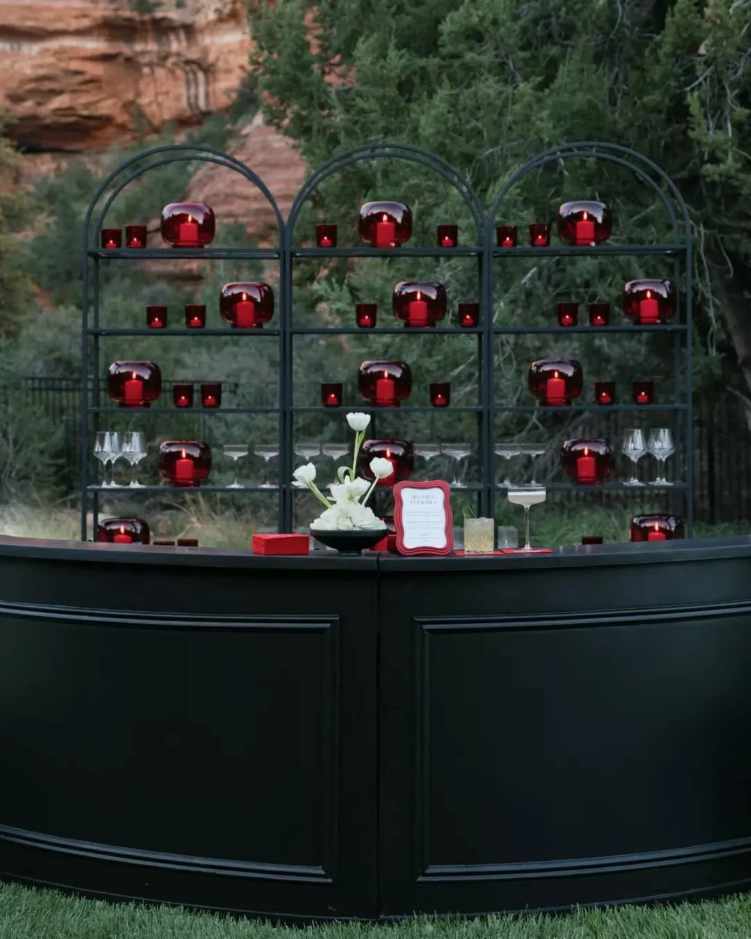 Red rocks. Candlelight. Open sky. 🕯️

There are settings that do the heavy lifting for you - and Enchantment Resort in Sedona is one of them. Our bars and bar back shelving helped anchored the evening while hundreds of candles scattered across the l