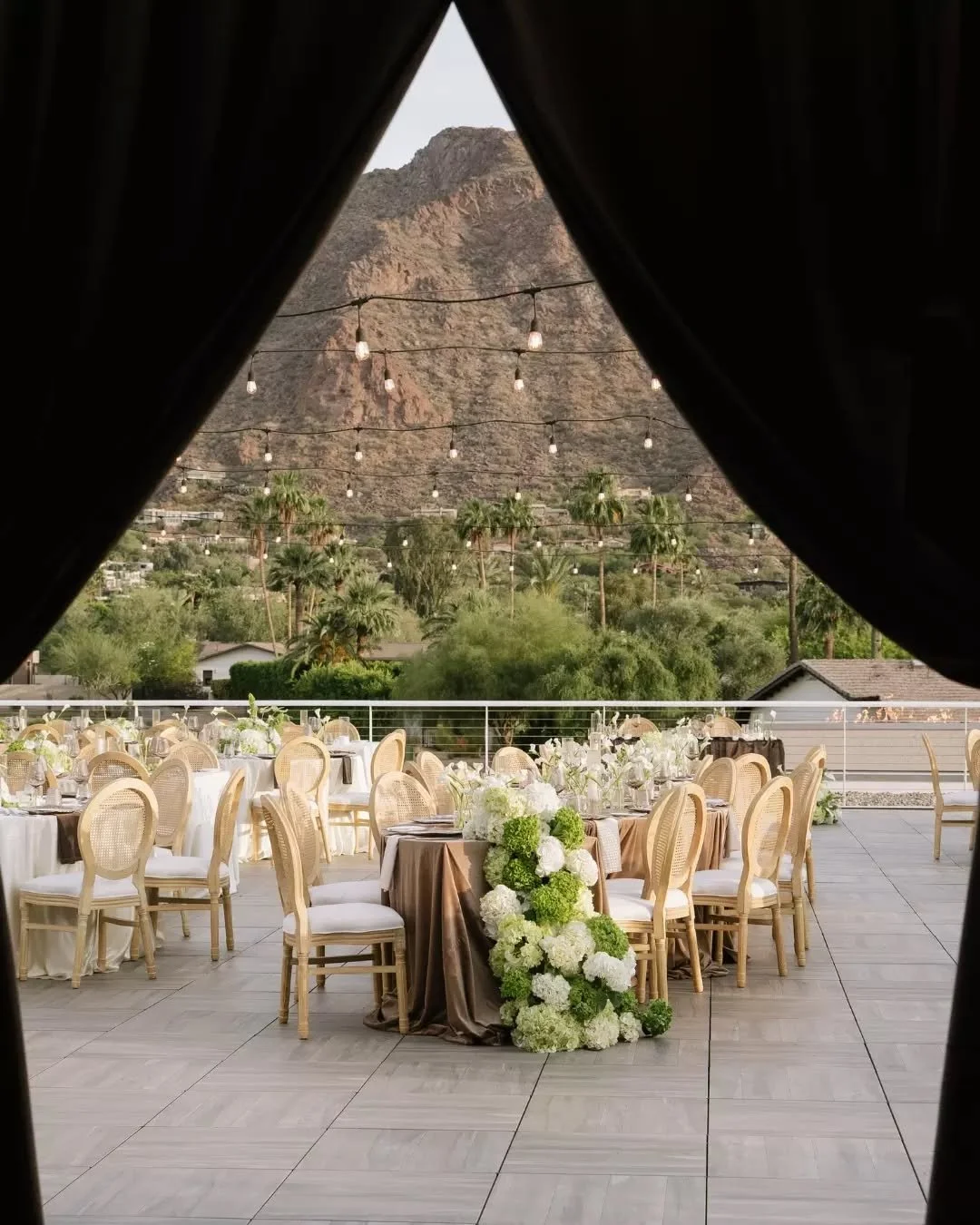 Our pieces have been part of a lot of receptions on the Camelback Overlook at @mountainshadowsweddings. This one with @kailohacoevents sets a new standard 😍

Serpentine tables in velvet brown linens, florals cascading to the floor by @stoddardfloral