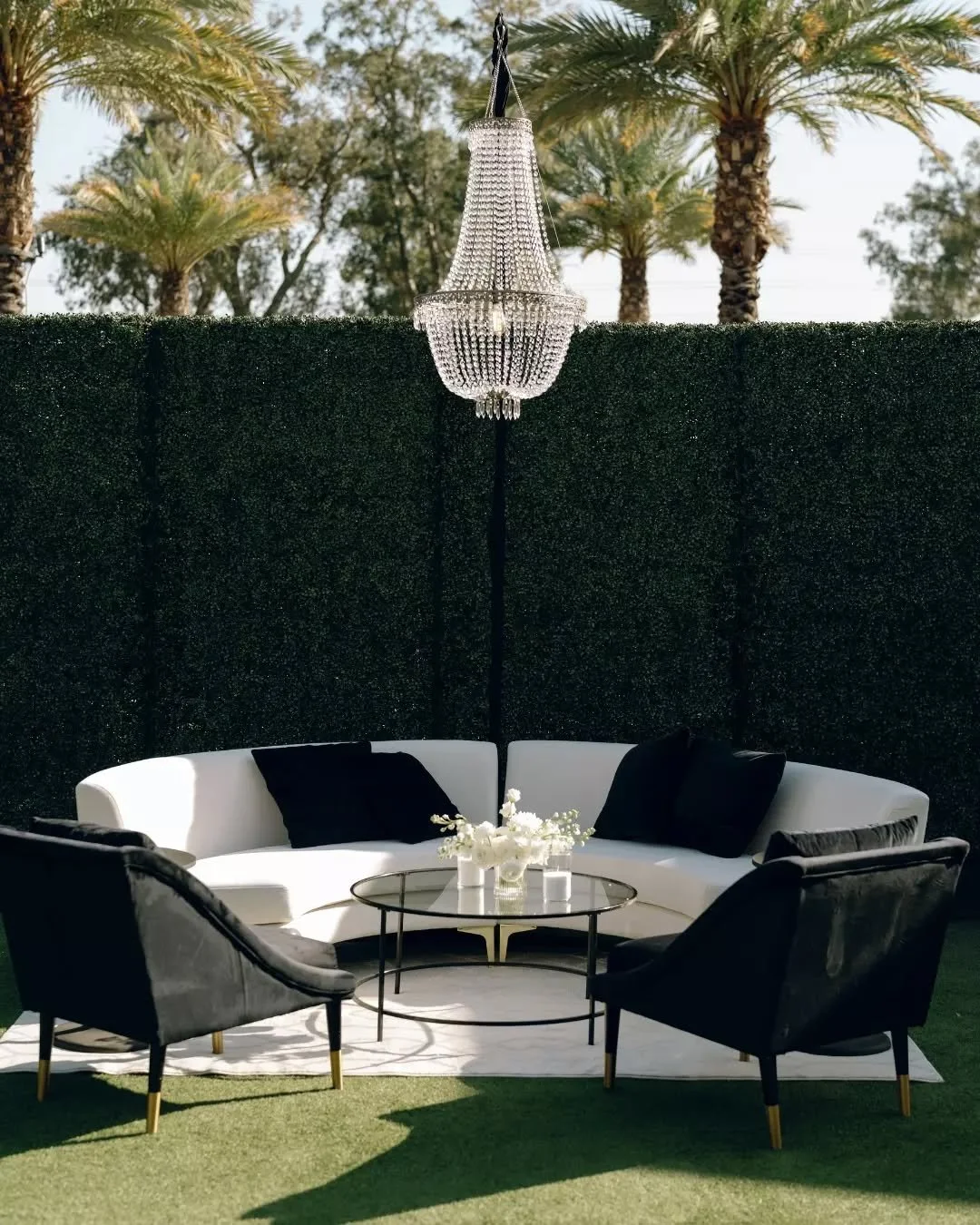 Black and white and chic all over for Kiana + Nick's cocktail hour 🖤

The front lawn at @arizonabiltmore gave the design team plenty of space to play with lounge spaces and bars - places to gather, sip, and enjoy. Our 4'x8' Hedge Walls helped define
