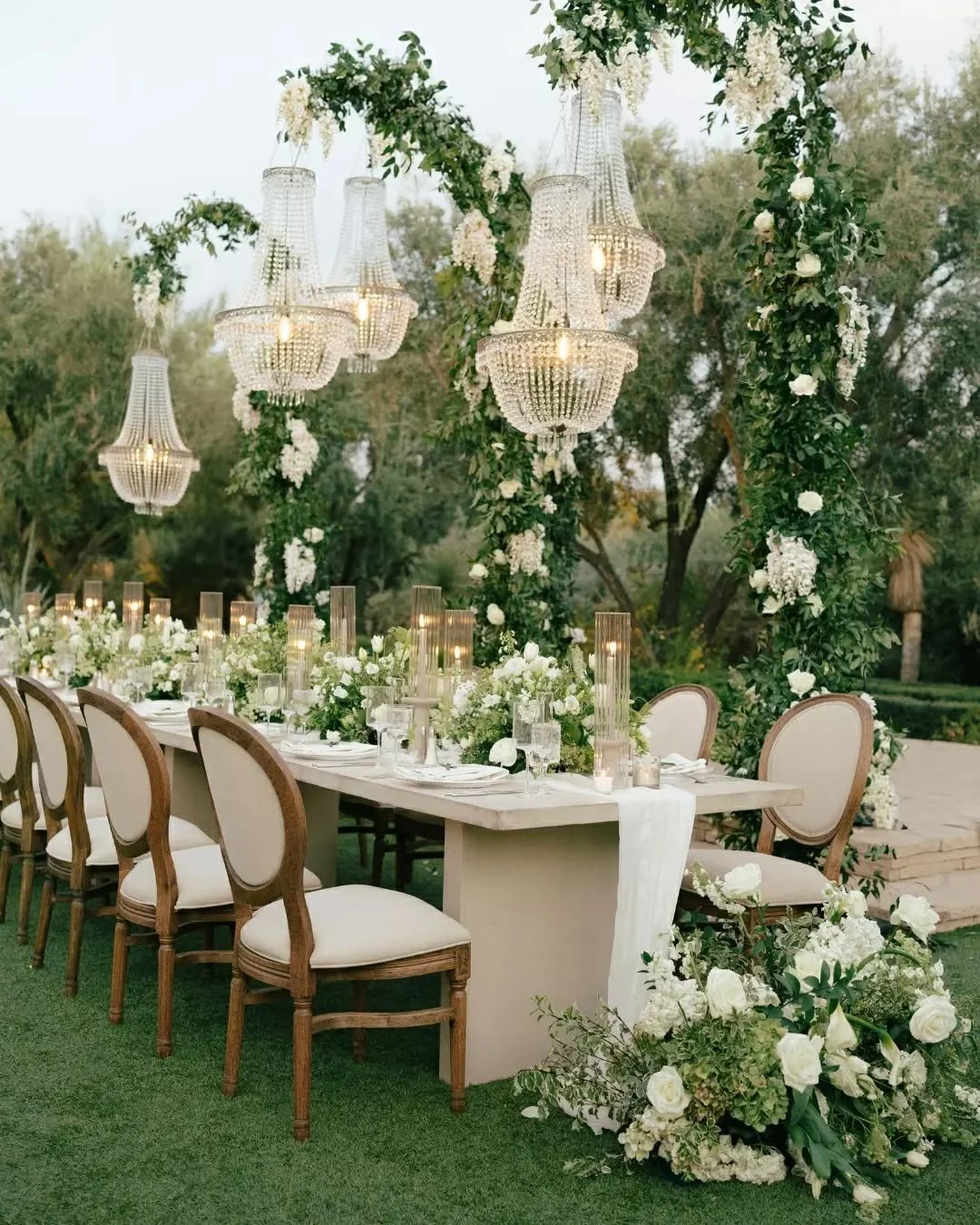 El Chorro in the evening, crystal chandeliers overhead, florals climbing every surface. The Atticus Dining Table belongs here 🤍
.
.
.
Venue: @elchorroweddings 
Planner: @revelweddingcompany 
Photography: @kayleechelseaphotography 
Florals: @luxflori
