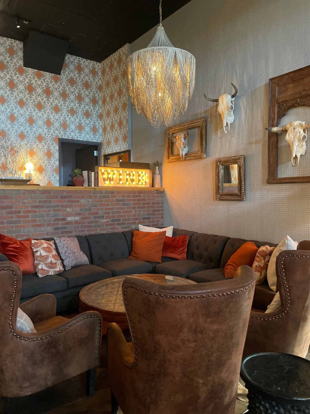 Good vibes, live tunes, and wine that keeps the vibes flowing. 🍷✨ This is where the evening begins (and never really ends).

#ScottsdaleNights #LiveMusicVibes #PatioNights #WineAndChill #EveningAmbiance