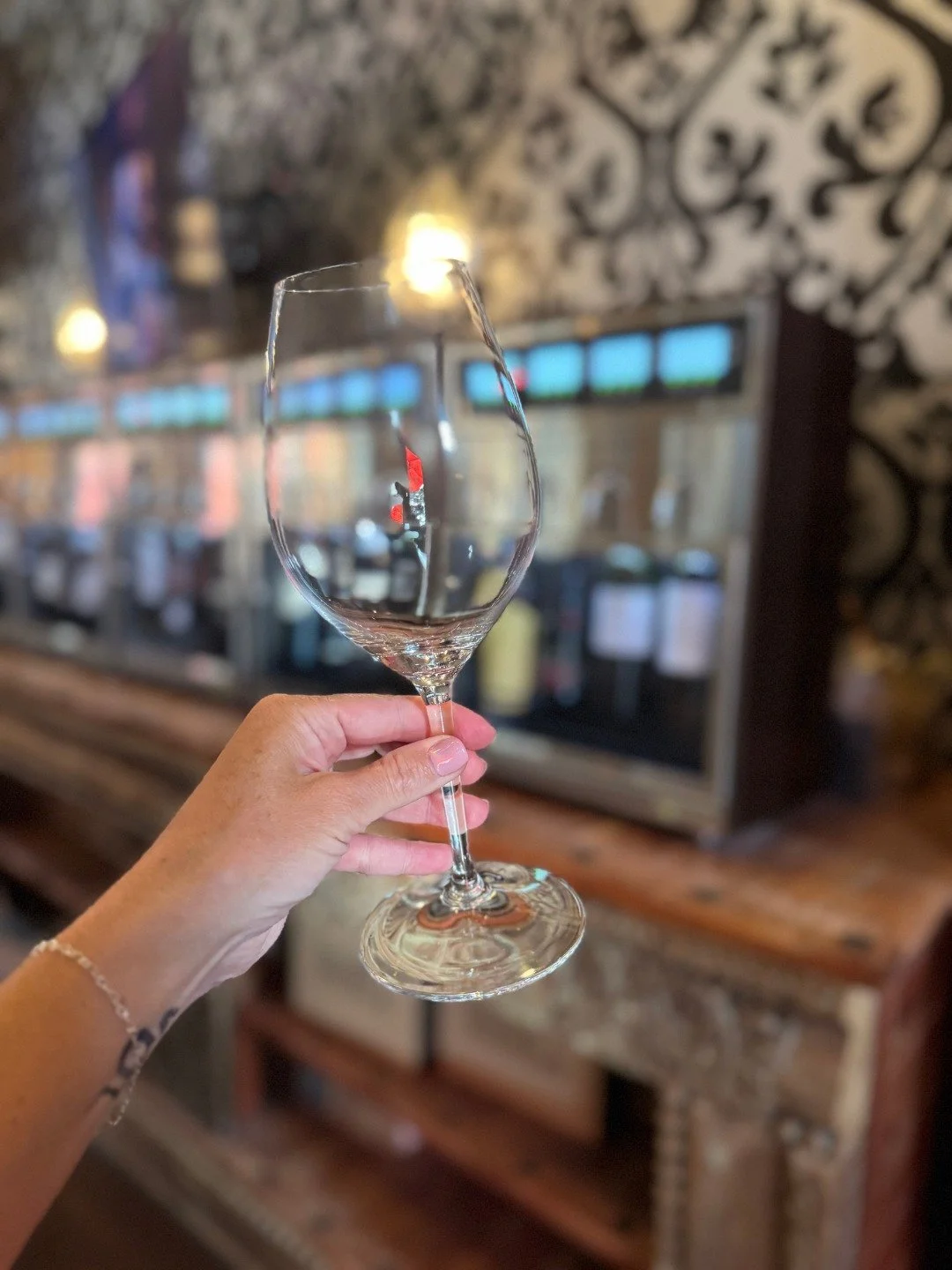 Do you stick with the classics&hellip; or try something new? 🍷

Whether you&rsquo;re loyal to your favorite pour or feeling adventurous with something different, there&rsquo;s always a glass worth discovering at @thelivingroomdvranch. Cheers to expl
