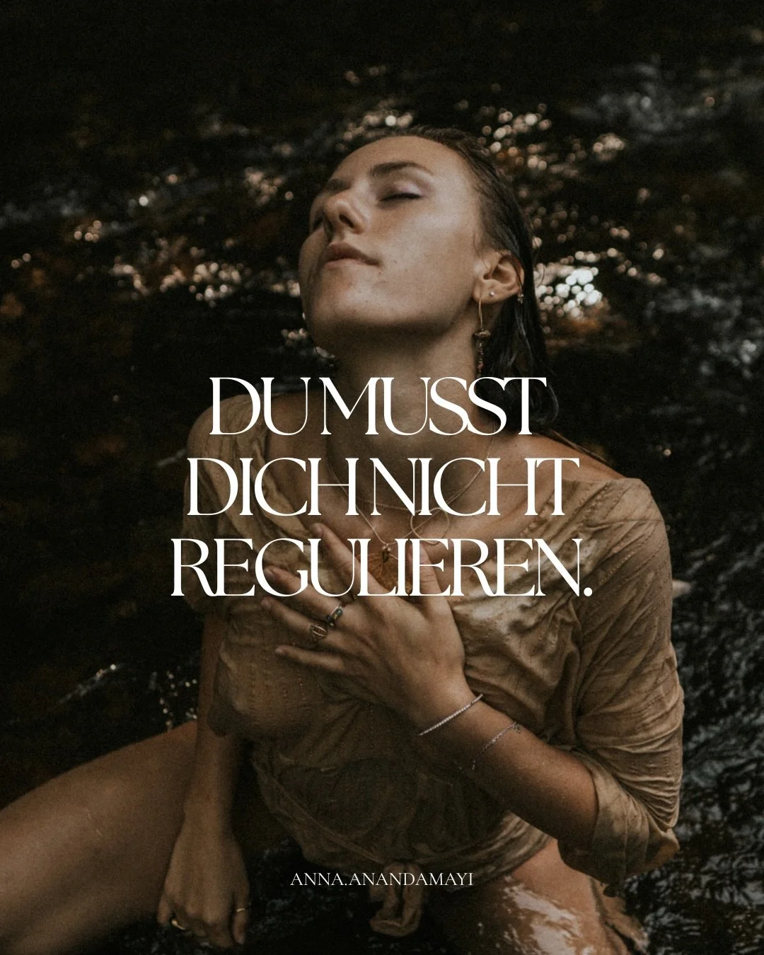 Was, wenn es nicht darum geht,
dich aus der Schwere rauszuholen, sondern dich darin zu begleiten, bis dein K&ouml;rper wahrnimmt
,,Ich bin nicht allein damit&ldquo; und sich dann von selbst ent-spannen kann? 🫂 Dein Nervensystem reguliert sich von se