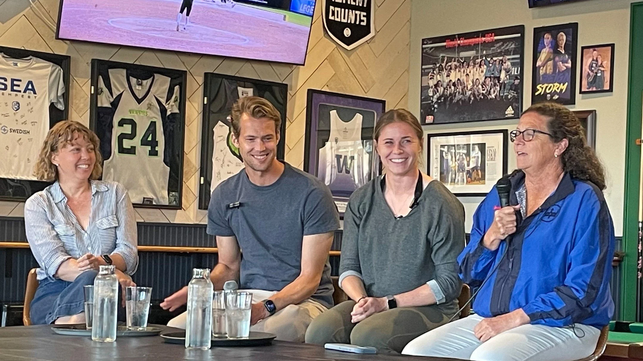We had so much fun talking about navigating the ups and downs of college recruiting at @roughandtumblepub last week! 

Big thanks to @_shaeholmes11 and @lesleg for joining us. 

And a sincere thank you to everyone who came out to listen!

#athletemen