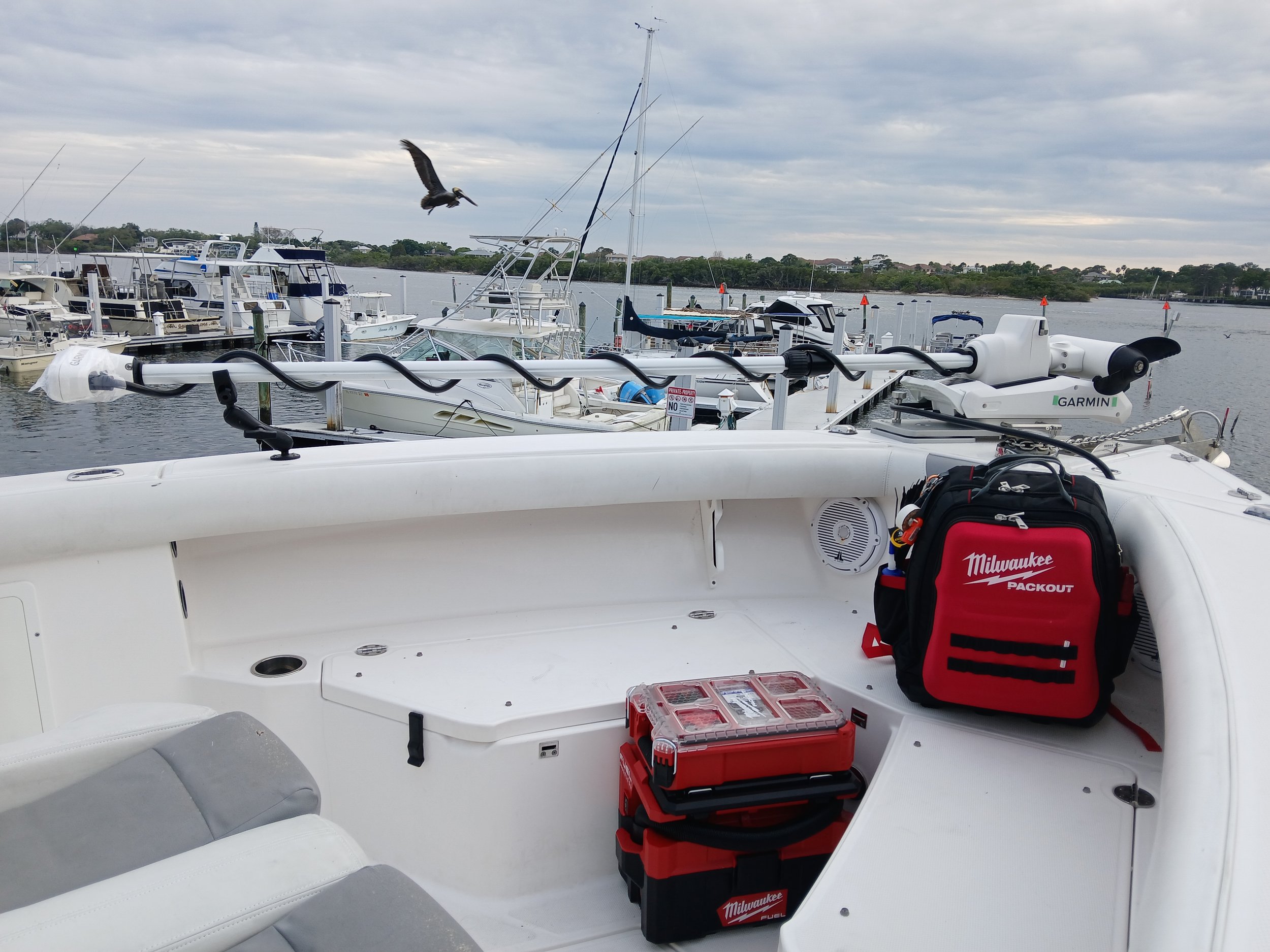 Everglades 255cc Garmin Kraken inside view.jpg