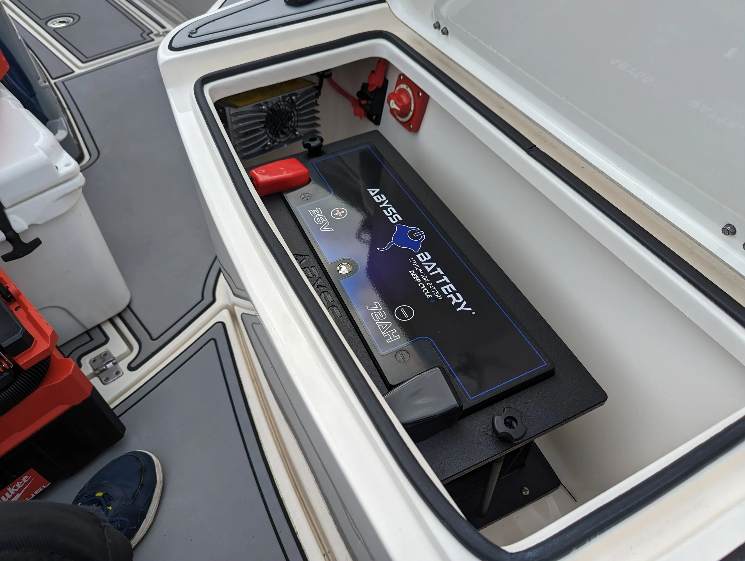 Rhodan Cobia 301 Abyss battery 36v 72 ah.jpg
