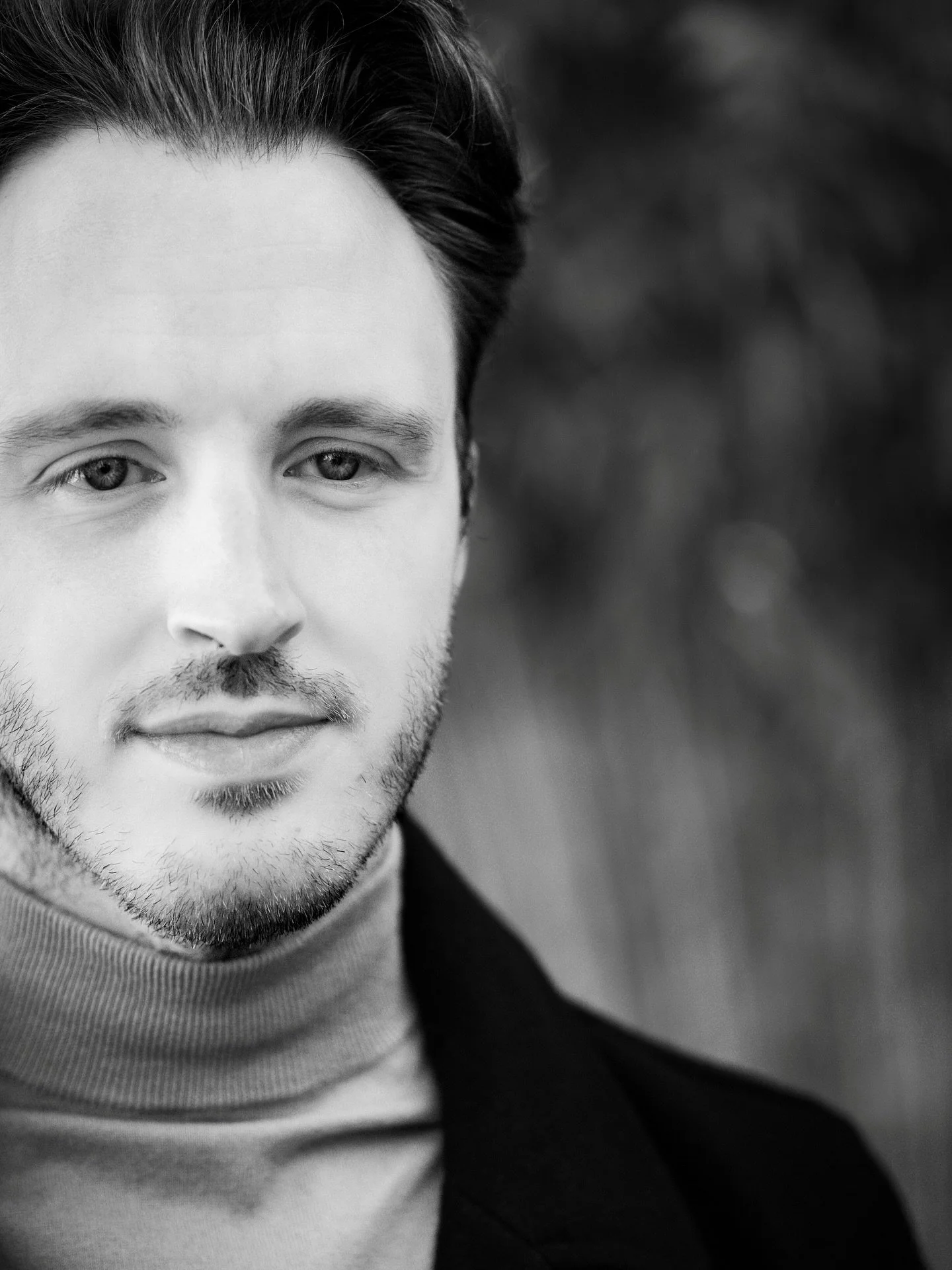 Sometimes simplicity is key. Black and white vibes with @daniel_wilson1995. I enjoy different styles of portraits. What are your favourites? #portraitphotography #portrait #york #yorkshirephotographer