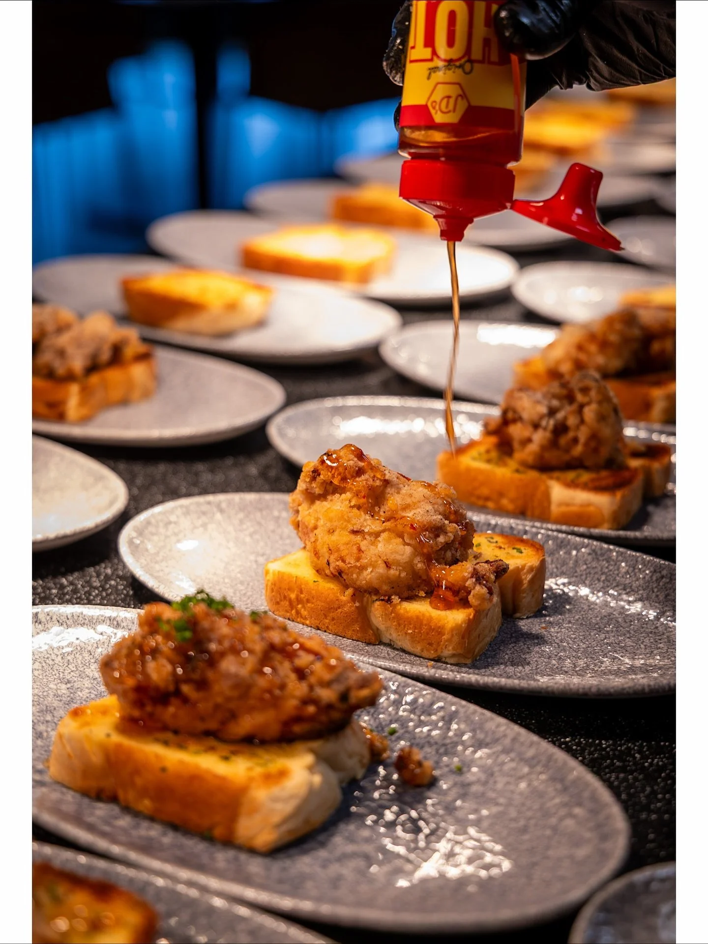 Texas toast with deep fried chicken covered in @jdshothoney #yorkshirephotographer #leedsfood #leeds
 @bat.chef.crazy  @meat_geekuk #yorkshirefood #foodphotography