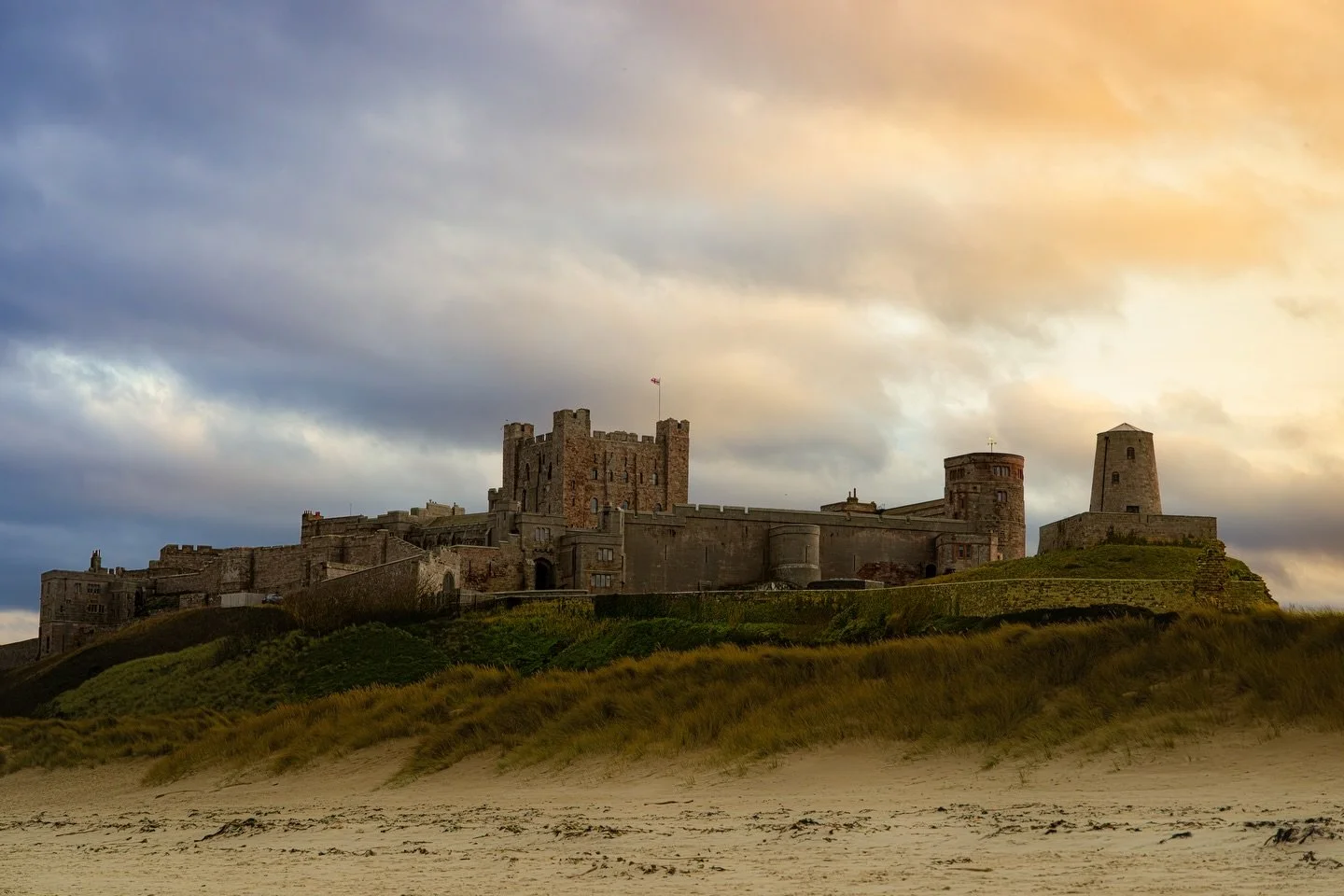 Night falls at Bamburgh castle, one of my fave spots, still searching for the perfect landscape shot #landscape #bamburghcastle #landscapephotography #yorkshirephotographer #northumberland