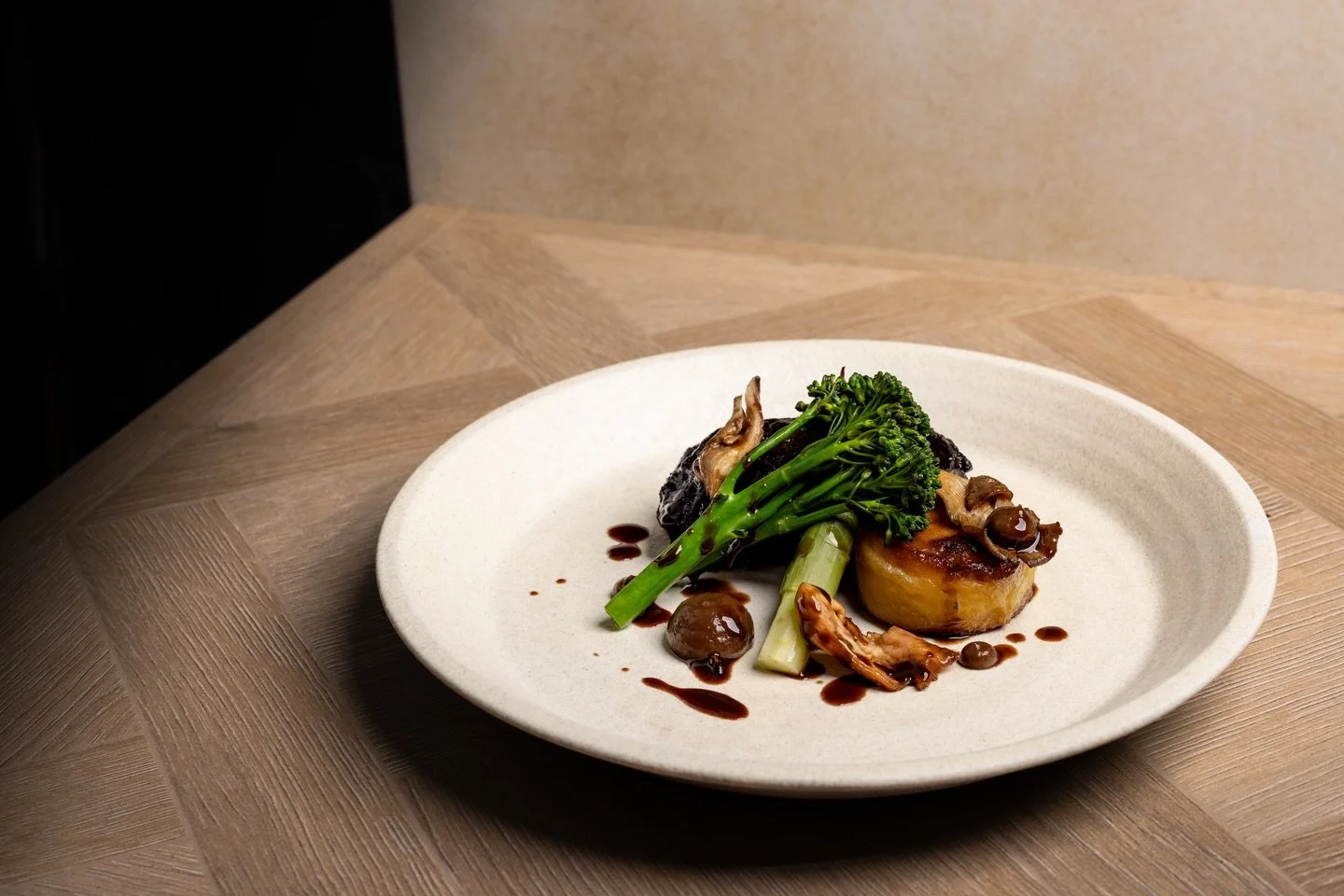 We&rsquo;ve all been there: the plate looks incredible, the aroma is divine, but you snap a photo and it looks like... well, not what you&rsquo;re eating. 🤦&zwj;♂️
Food is art, but food photography is storytelling. Whether you&rsquo;re a restaurant 