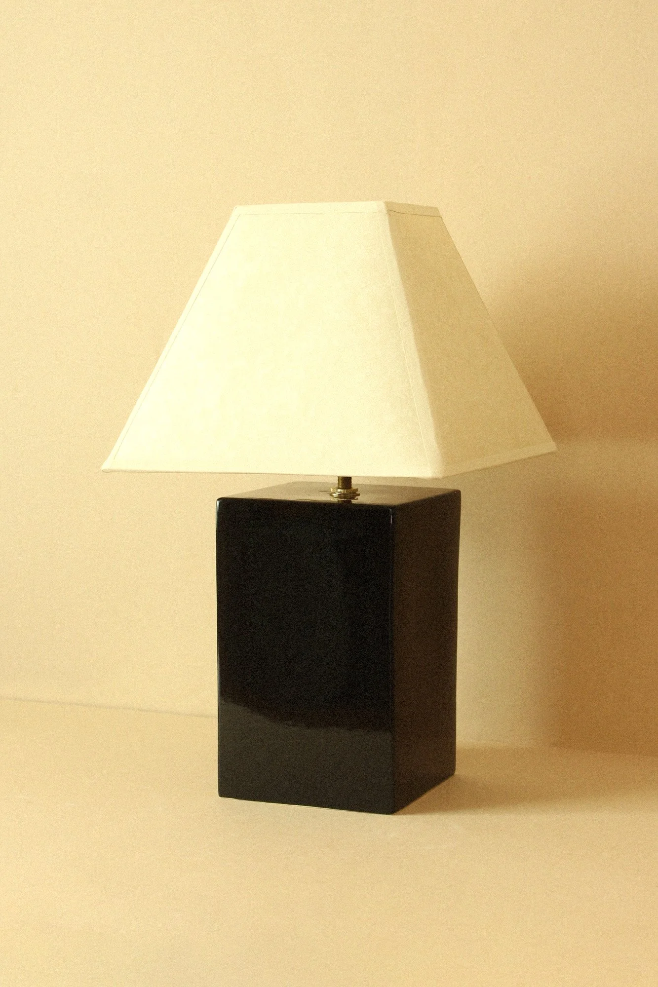 paloma-lamp-negro-2.jpg
