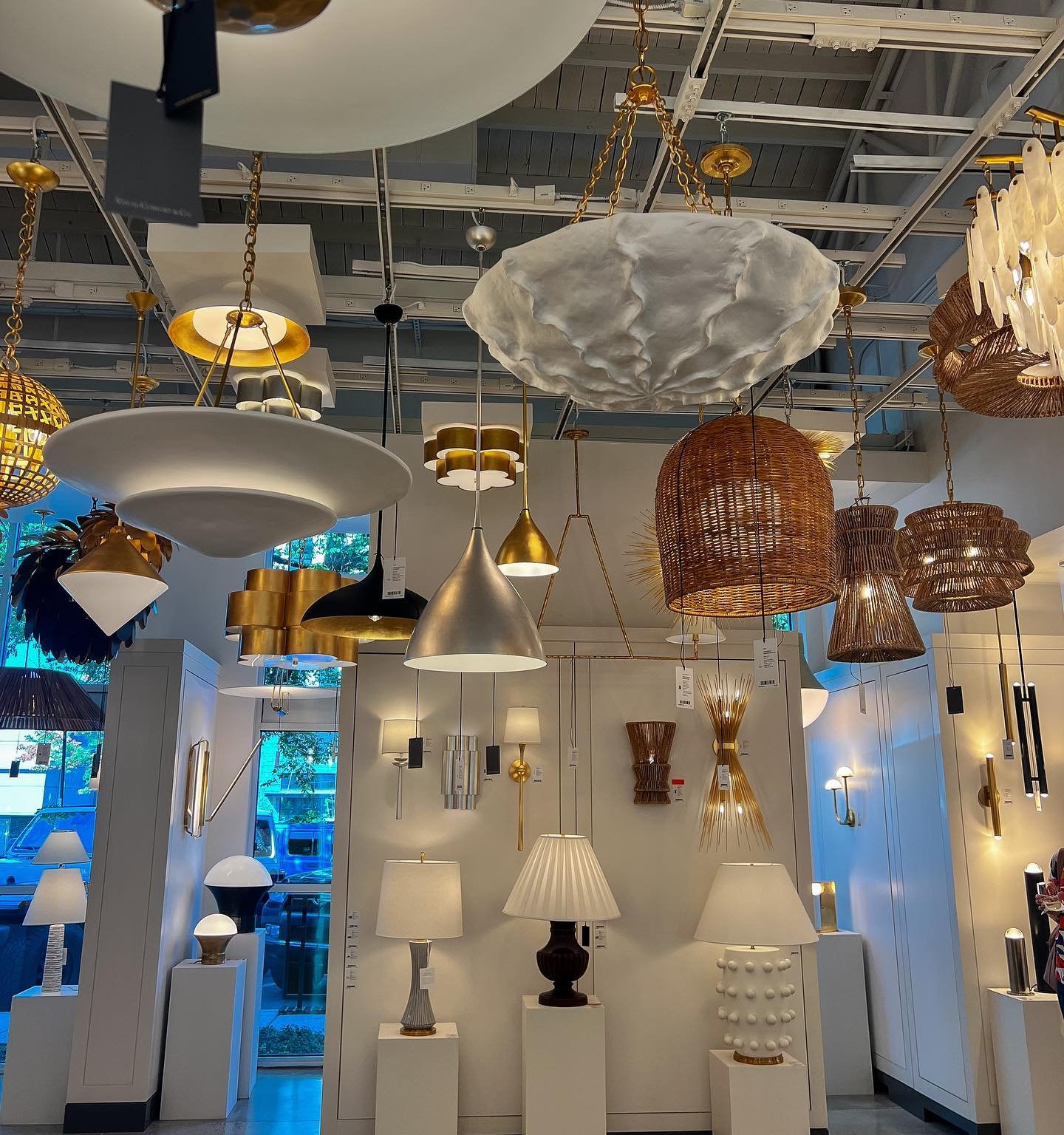 Last Week, I  was invited to experience the stunning world of Kelly Wearstler&rsquo;s design hosted by @visualcomfort @annsacks @ahokeltd ✨ 

.
.
.
#KellyWearstler #InteriorDesignEvent #DesignInspiration #LightingDesign
#DesignerLighting #InteriorSty