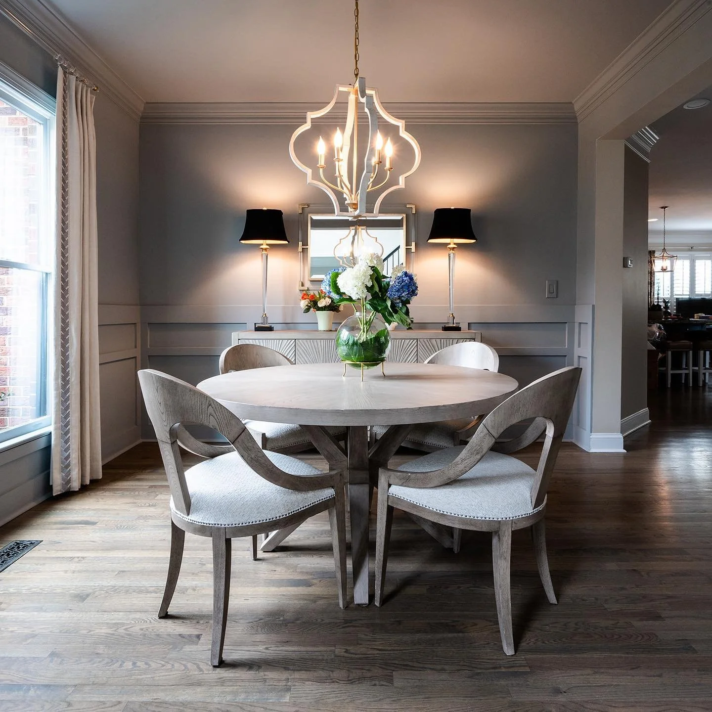 Creating spaces that invite conversation and comfort. This elegant dining room blends soft tones and refined textures, perfect for gatherings or quiet moments at home. ✨

.
.
.
#ElegantInteriors #ModernClassic #TimelessDesign #HomeStyling #LuxuryInte
