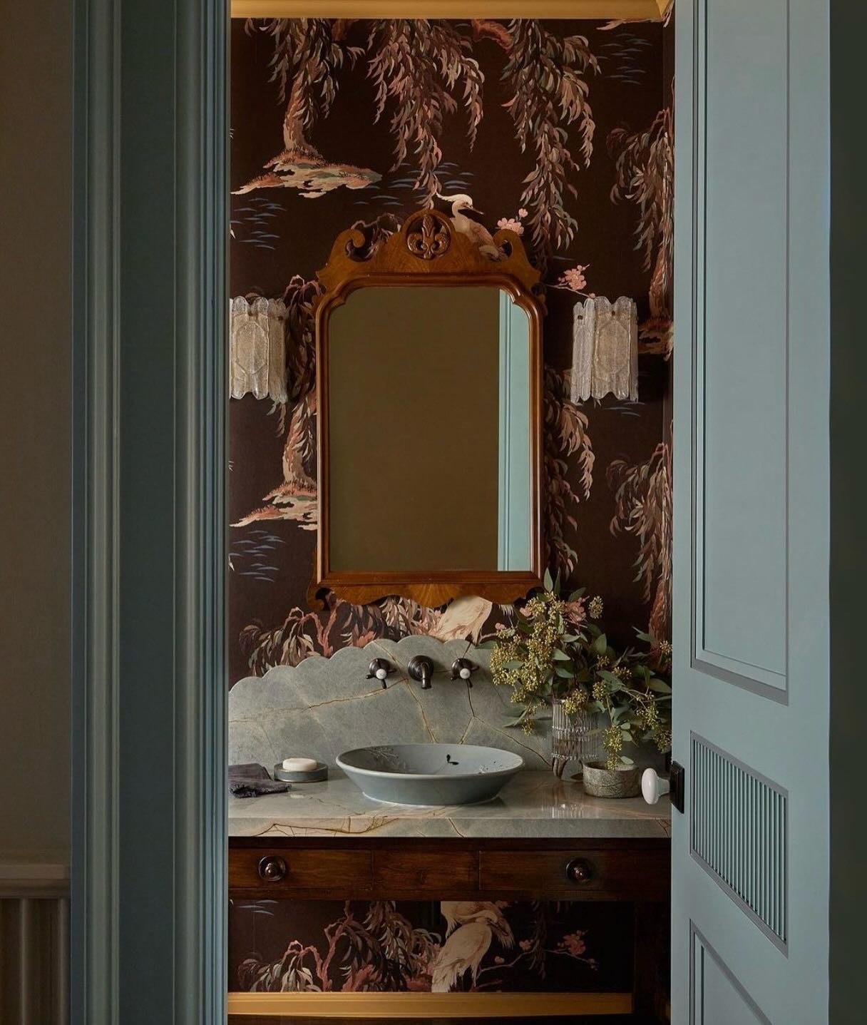 Beautiful powder rooms that prove less space doesn&rsquo;t mean less style. Love how these designers @ashleymontgomerydesign @casa_della_mimosa @marcuspiercecollective have used wallpaper to create such welcoming spaces. Sometimes the smallest rooms 