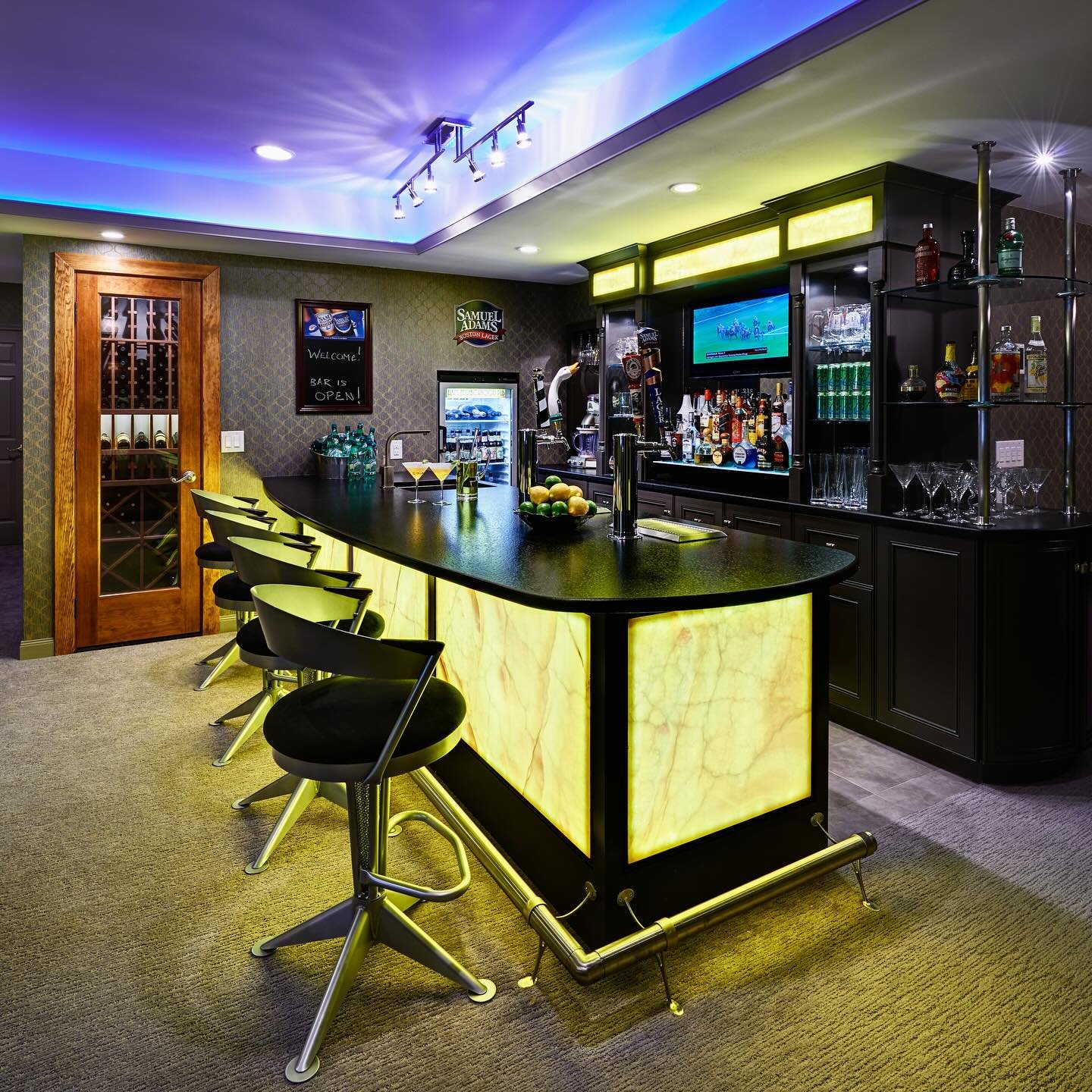 This man cave is the ultimate entertainment space. Making it the perfect place to enjoy football Sunday!

.
.
.
#ManCave #HomeBar #EntertainmentSpace #UltimateBarcave #FootballSunday #BasementBar #LuxuryHomeDesign #CharlotteInteriorDesign #SportsBar 