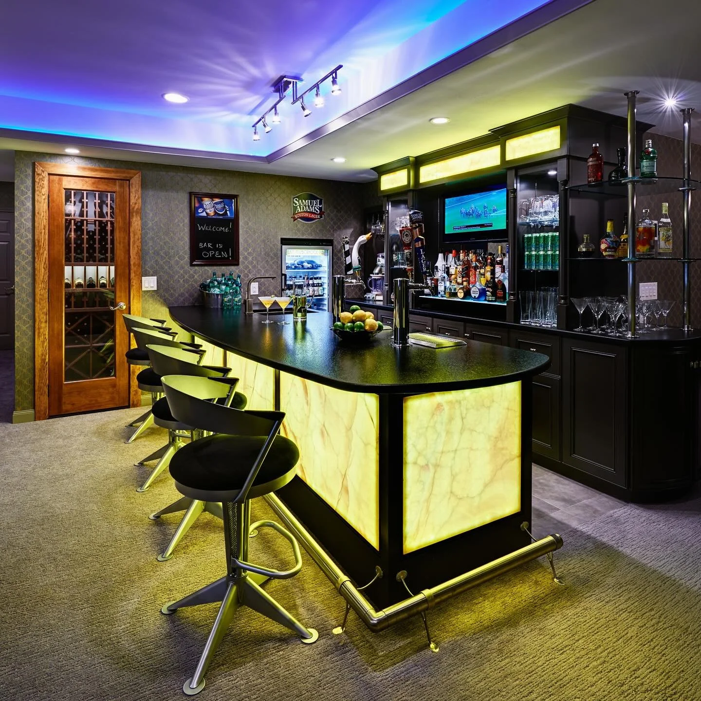 This man cave is the ultimate entertainment space. Making it the perfect place to enjoy football Sunday!

.
.
.
#ManCave #HomeBar #EntertainmentSpace #UltimateBarcave #FootballSunday #BasementBar #LuxuryHomeDesign #CharlotteInteriorDesign #SportsBar 