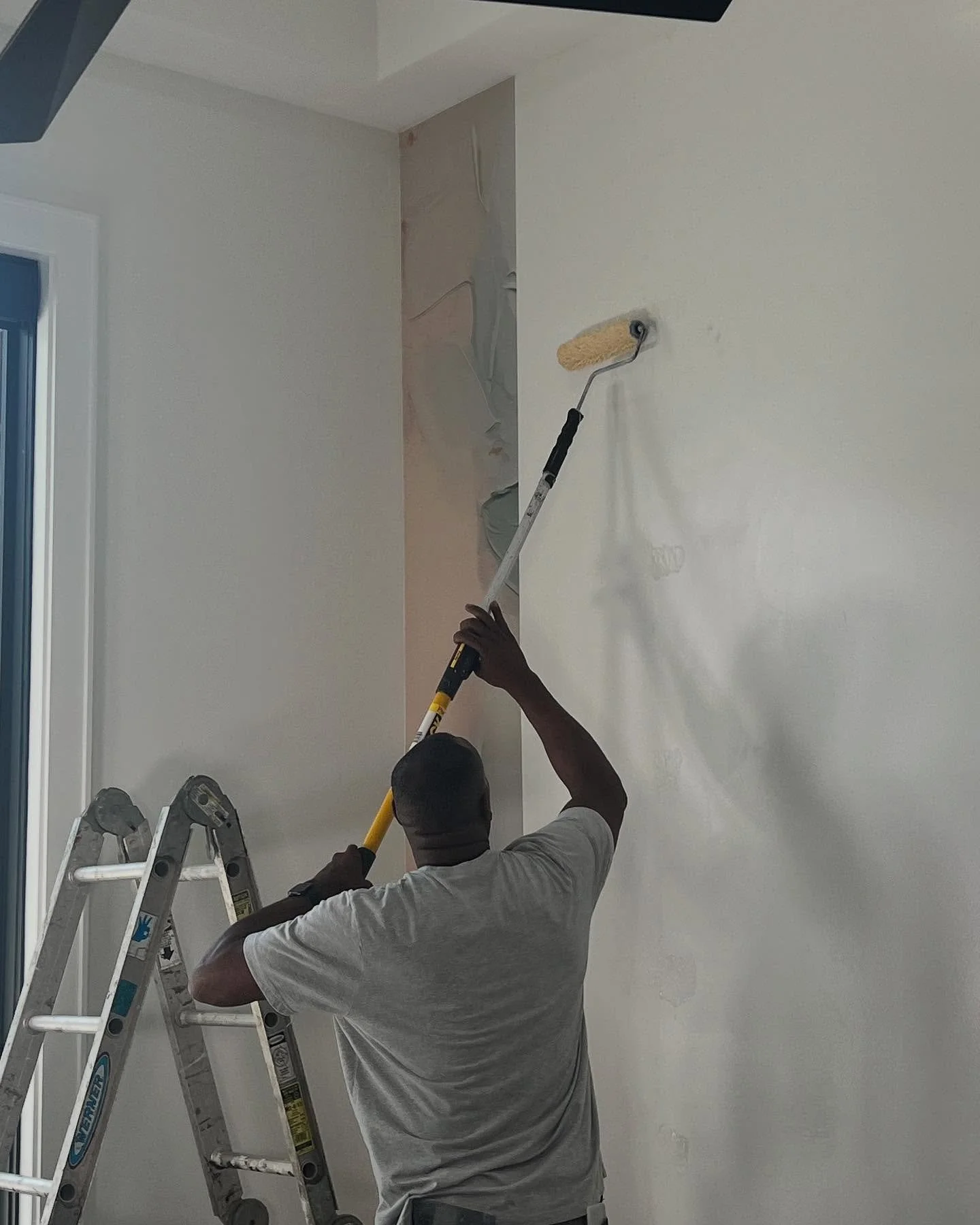 Who says a home office has to be boring? Make it your happy place - and think of the wall envy over a zoom call! Fabulous wallpaper mural installed in a client&rsquo;s home office!  @uwalls.com__  #wallpaper  #photowall  #homedecor  #homeoffice #inte