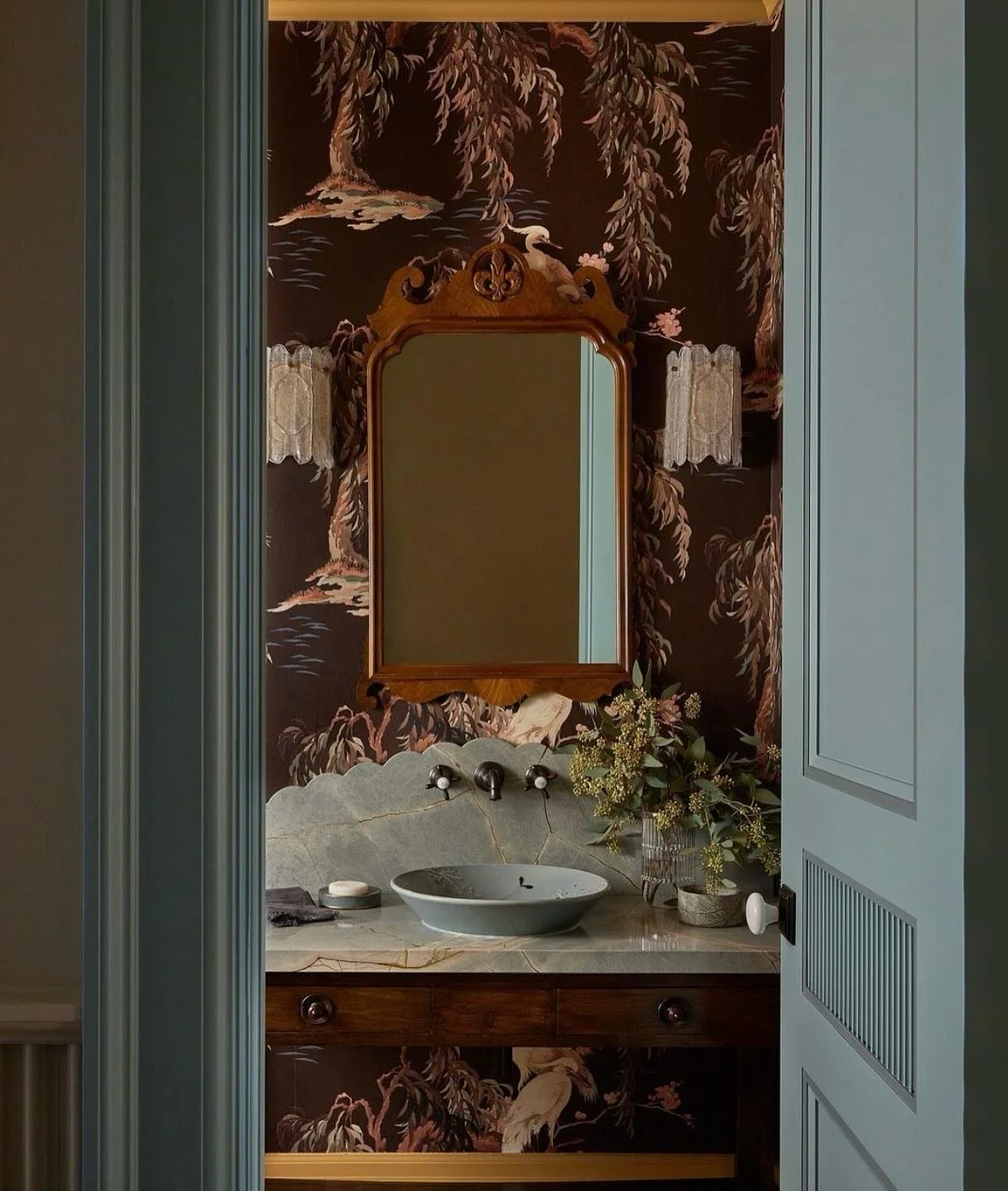 Beautiful powder rooms that prove less space doesn&rsquo;t mean less style. Love how these designers @ashleymontgomerydesign @casa_della_mimosa @marcuspiercecollective have used wallpaper to create such welcoming spaces. Sometimes the smallest rooms 