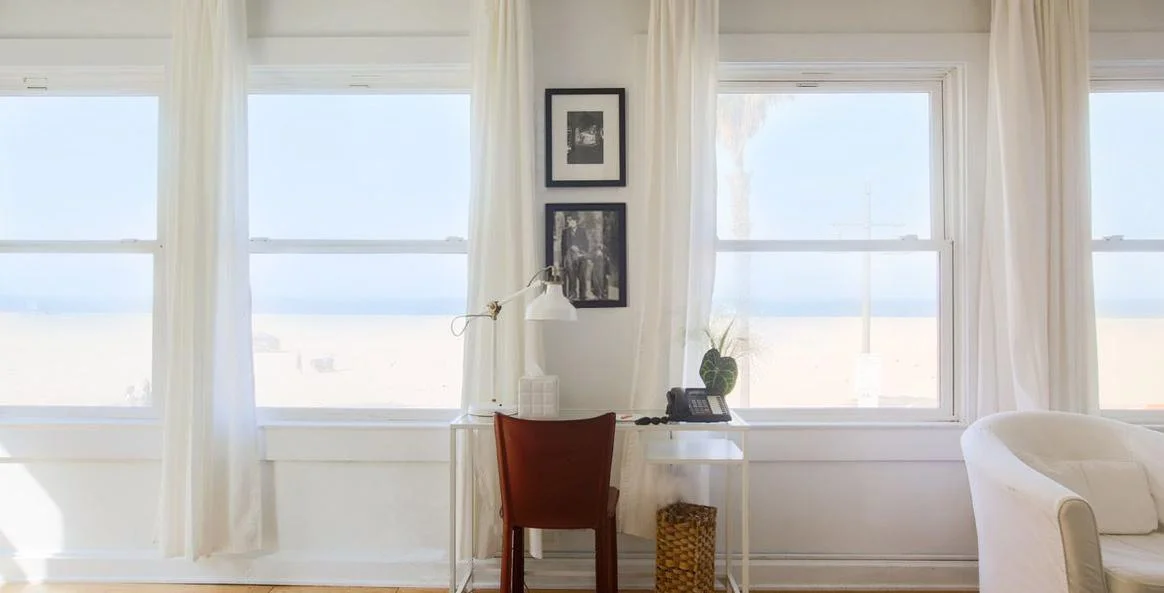 su casa king suite desk copy.jpg