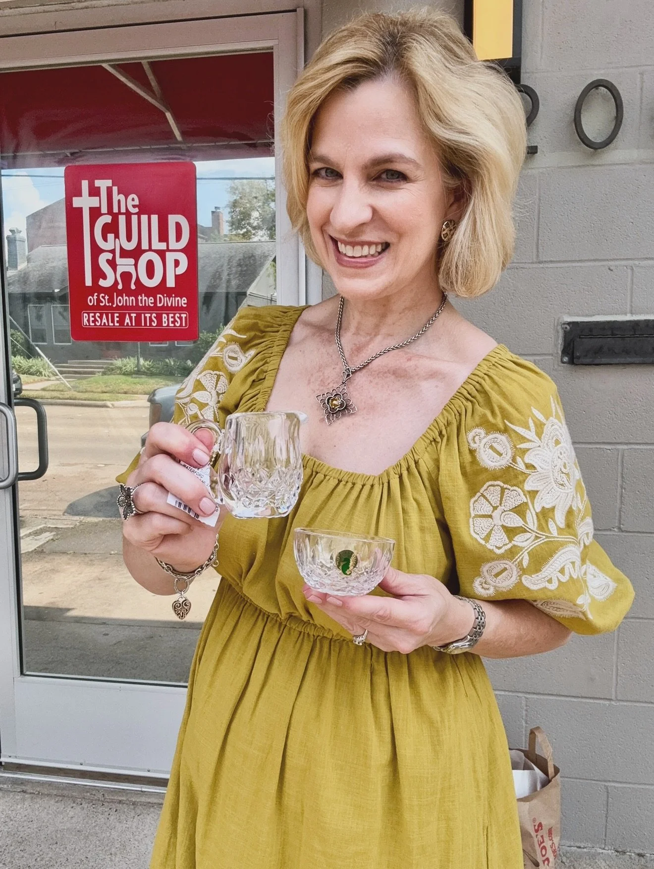 Holiday Pop-Up Alert! 🎅🏻🎁 Get in the holiday spirit with The Guild Shop&rsquo;s festive pop-up! ✨ 🛍️ Sunday, 2&ndash;5 PM at 2009 Dunlavy, Houston Find one-of-a-kind gifts, vintage treasures, and beautiful holiday d&eacute;cor, just in time for C