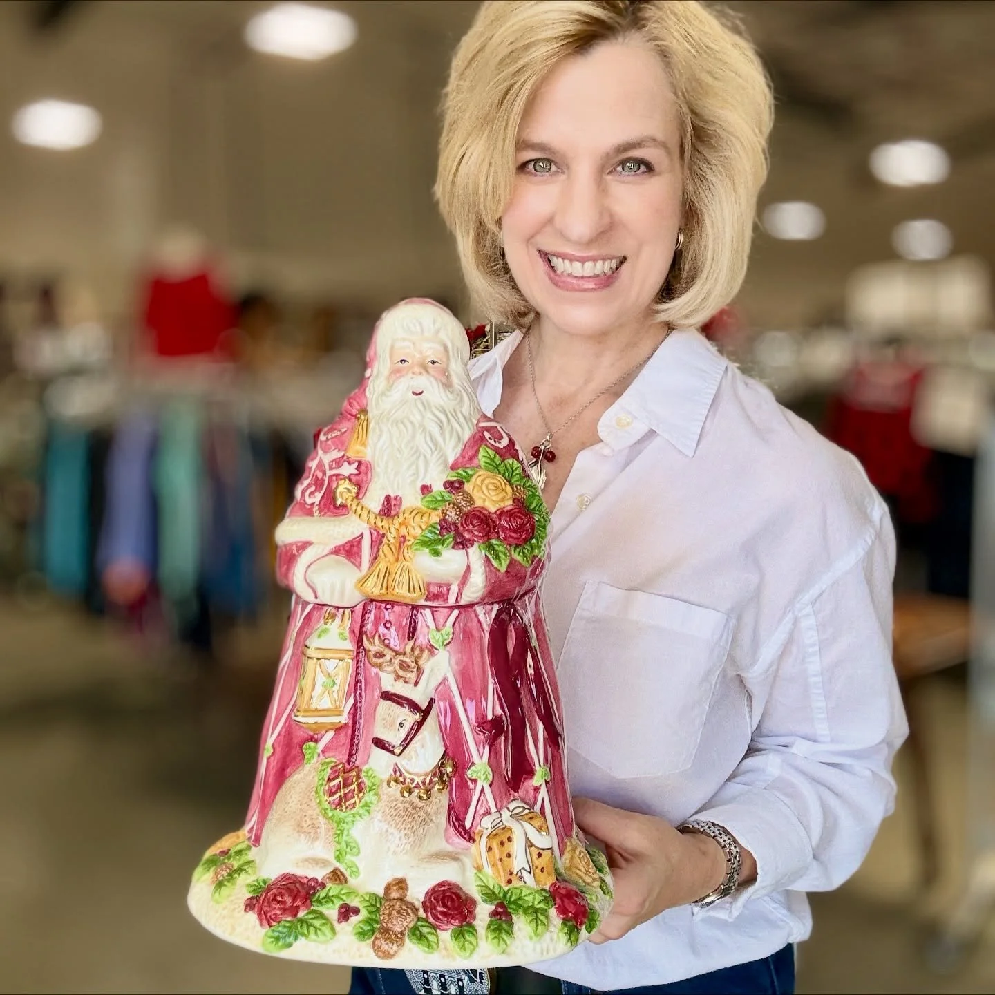 Merry Thriftmas! 🎅🏻🎄🤶🏻
Festive finds just dropped in the new upload at Angels&rsquo; Attic Resale! Explore vintage ornaments, Spode Christmas treasures, and perfect presents for under the tree. 🎁
✨ Deal of the Day: Royal Albert Country Roses Sa