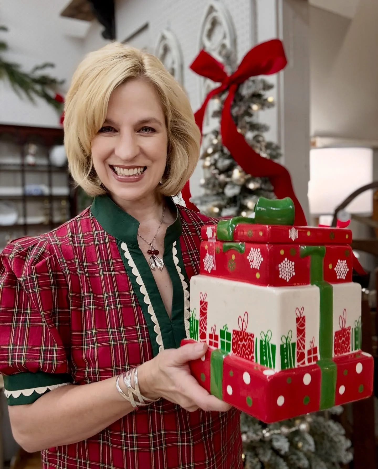 Nostalgic Christmas finds! 🎄✨ Step back in time with me at KT Antiques in the new upload. Vintage ornaments, festive decor, and timeless collectibles bring back cherished holiday memories. @thriftguides @kt_antiques_katy_tx @ktantiquesbeyondthefront