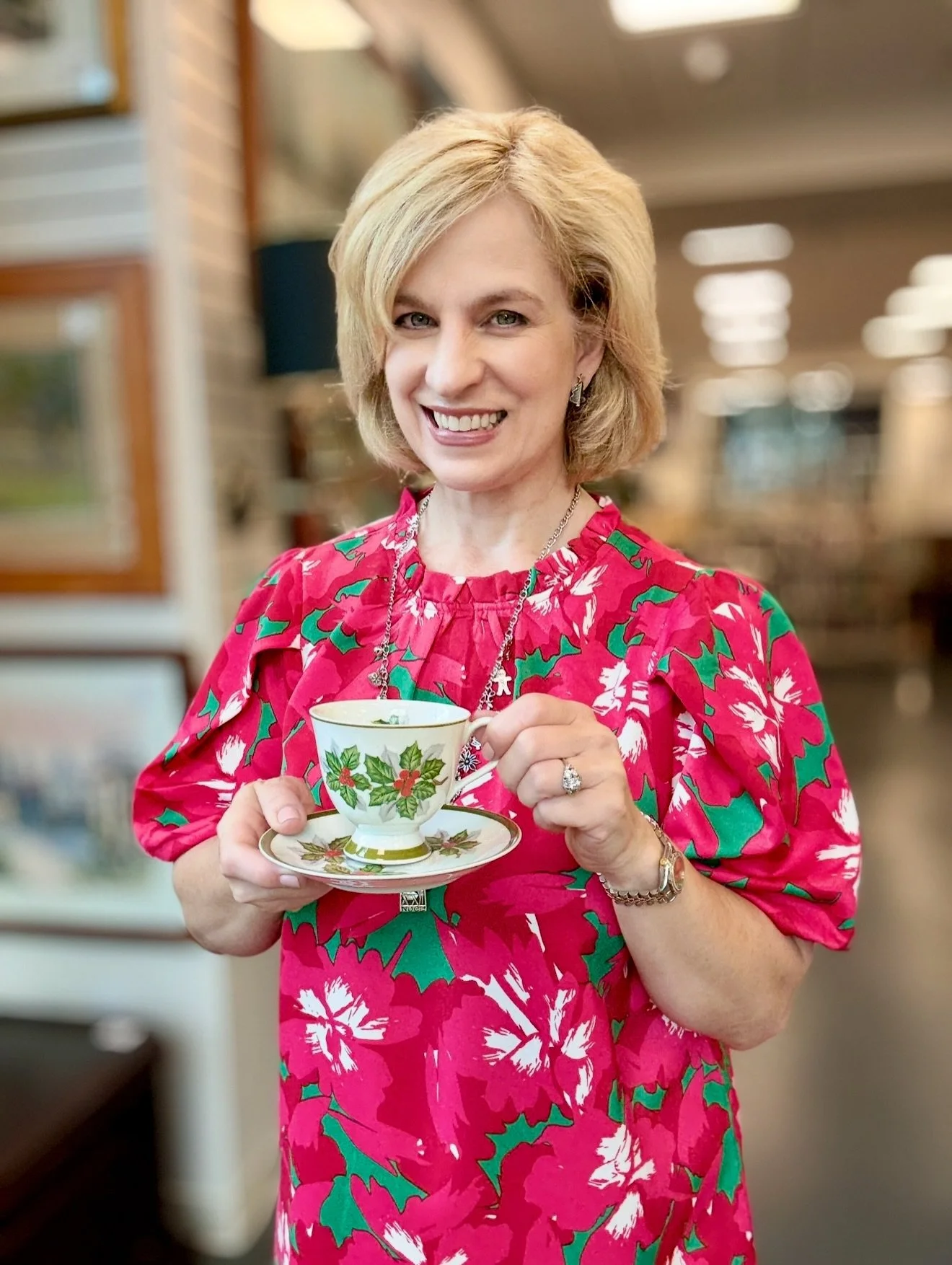 ✨ Styling a Christmas Table with Thrift Store Finds | Budget-Friendly Holiday Decor ✨
Join me as I transform a dining table into a warm and festive Christmas tablescape&mdash;using ONLY thrifted and secondhand pieces! From vintage plates and glasswar