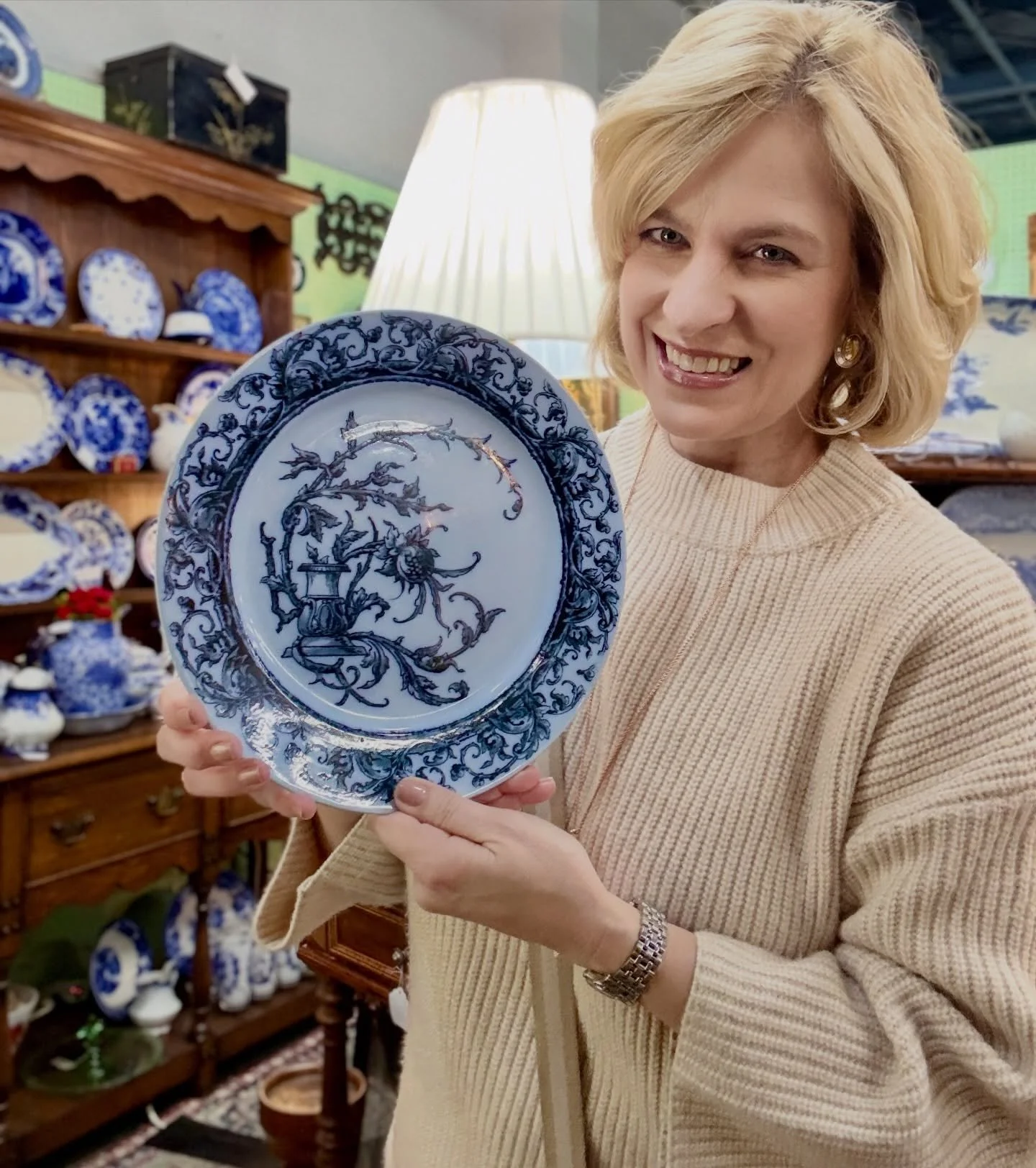 A vintage life! ✨ Back home from Dallas&ndash;Fort Worth after working on our next thrift guide. Met the loveliest people and discovered some truly amazing vintage shops along the way. A special stop at Montgomery Street Antique Mall to shop a viewer