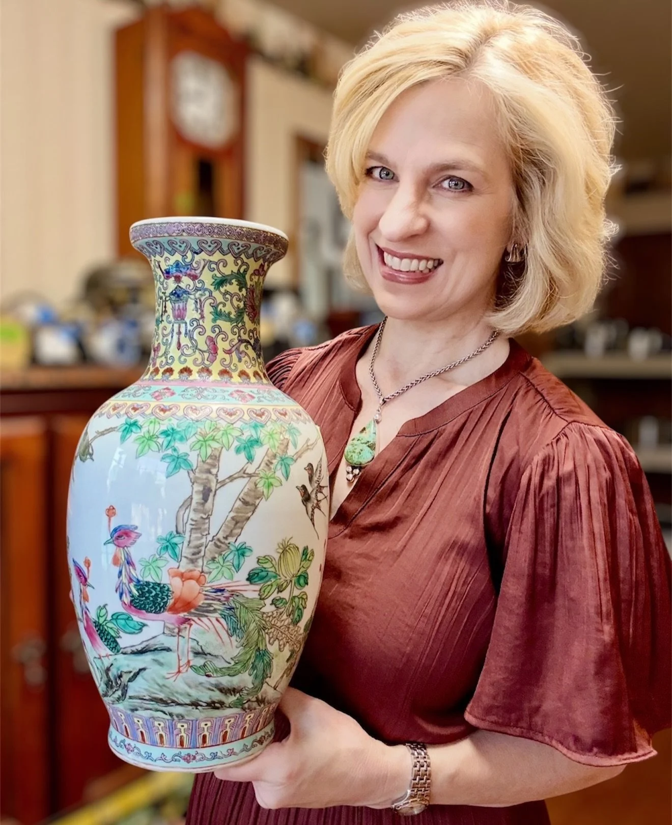 If estate sales had plot twists&hellip; this one has ALL of them. 🎭
A Rolls-Royce, stained glass galore, antique showstoppers, ceiling-mounted beds, and chandeliers where cars should be.
You have to see it. Link in bio▶️ @ladymary_beth @antiquesandm