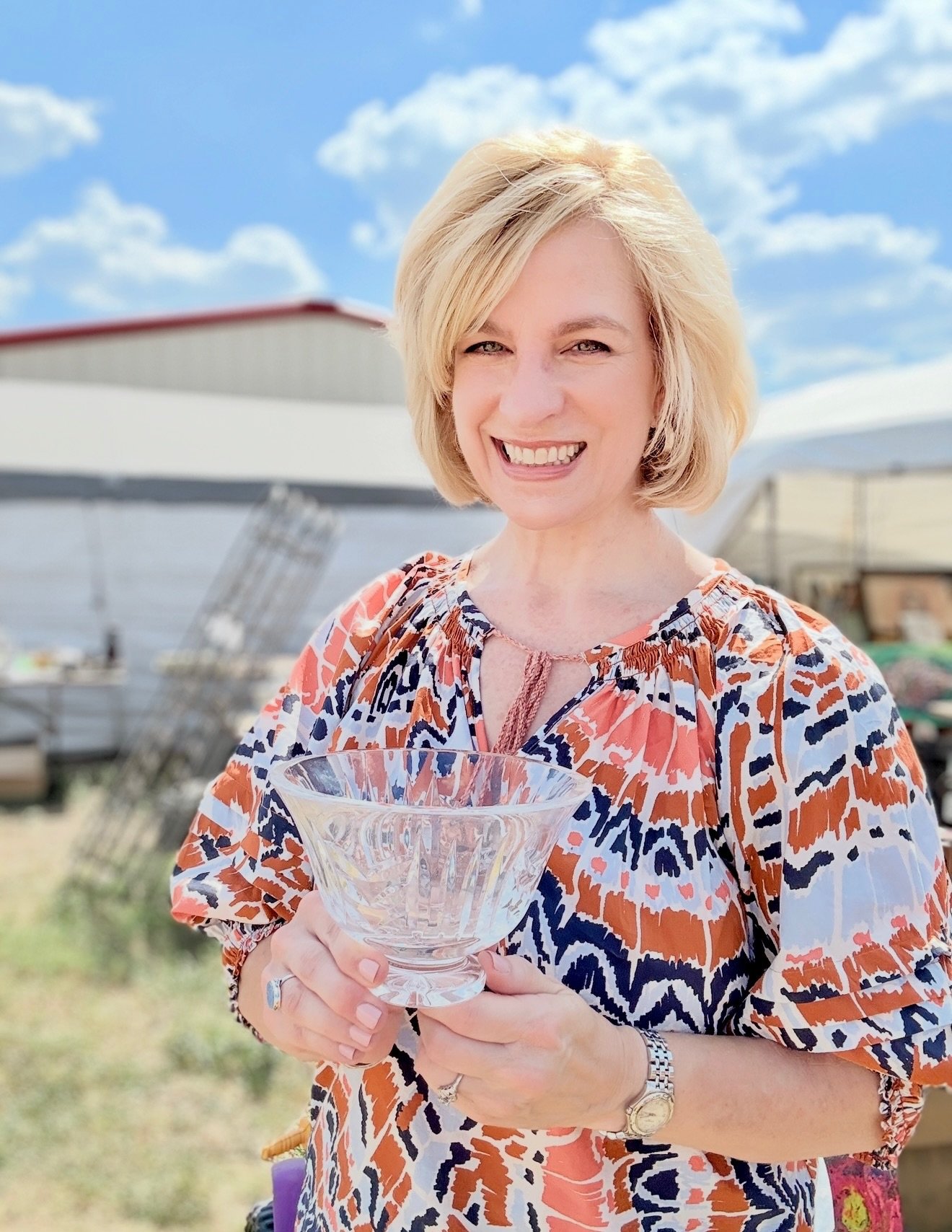 Waterford in the wild!🍀 Thrifting the fields in the new upload&mdash;because where else do you score a $15 deal under the Texas sky? Bar W Field has it ALL. Next show starts March 12. 🤠✨
@barwfieldwarrentontx @thriftguides
#waterford #thrifting #te