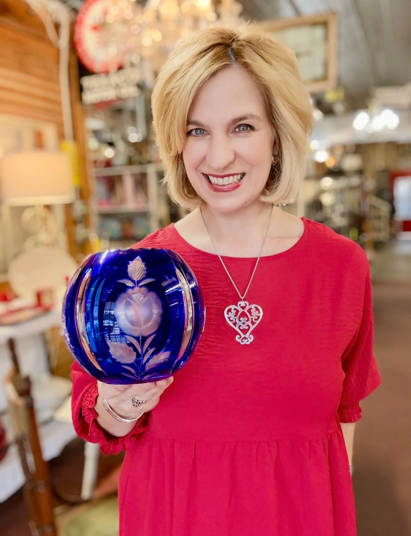 Cupid is calling! 💘 Valentine inspiration just dropped!
This cobalt cut-to-clear rose bowl has completely stolen my heart. Vintage Valentines to discover and so much more. 💌
@cherrystreetantiques @thriftguides
#valentines #vintagefinds #valentinesg