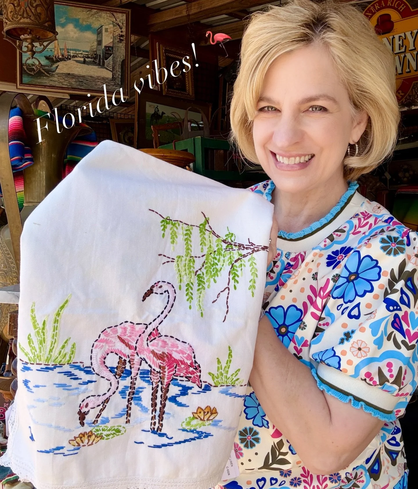 Pretty in pink! 🦩 Vintage hand-embroidered flamingo linen with a wink to 1960s kitsch. Inspired by the iconic plastic lawn flamingos designed by Don Featherstone in 1957, these bold birds became a symbol of suburban style, playful rebellion, and a t
