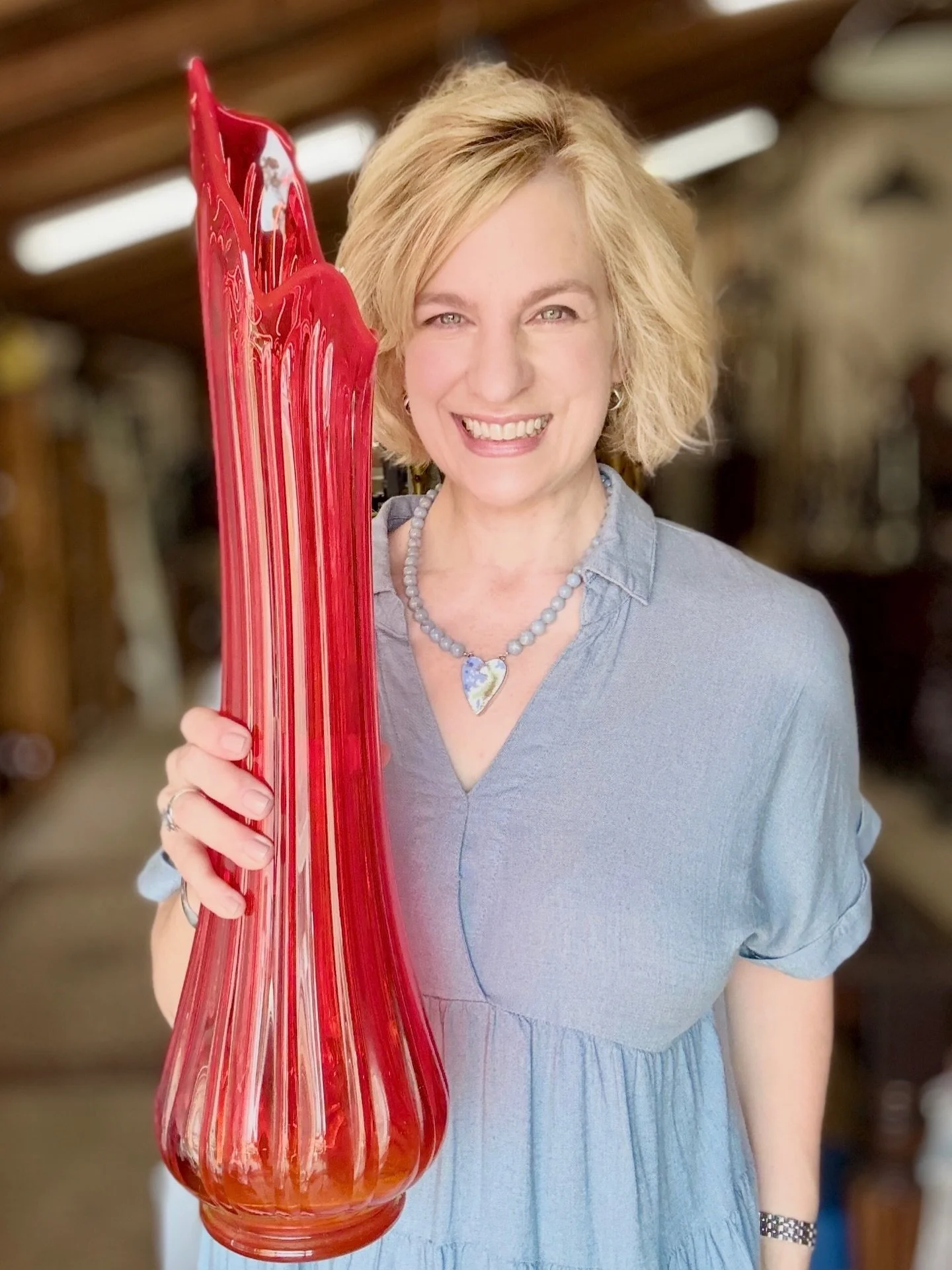 The art of the swung vase! 💫
A true Mid-Century icon, the swung vase is where craftsmanship meets a little bit of magic. Each piece begins in a mold, then&mdash;while still molten&mdash;is hand-swung to create those signature elongated necks and bea