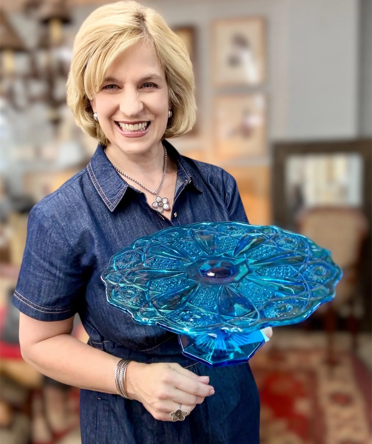 Elevated entertaining, the Mid-Century way. ✨
This vintage pedestal cake stand by Kemple Glass, in a rich peacock-blue Quintec pattern (circa 1960), brings timeless elegance to the table. Designed to make even the simplest dessert feel special, it&rs