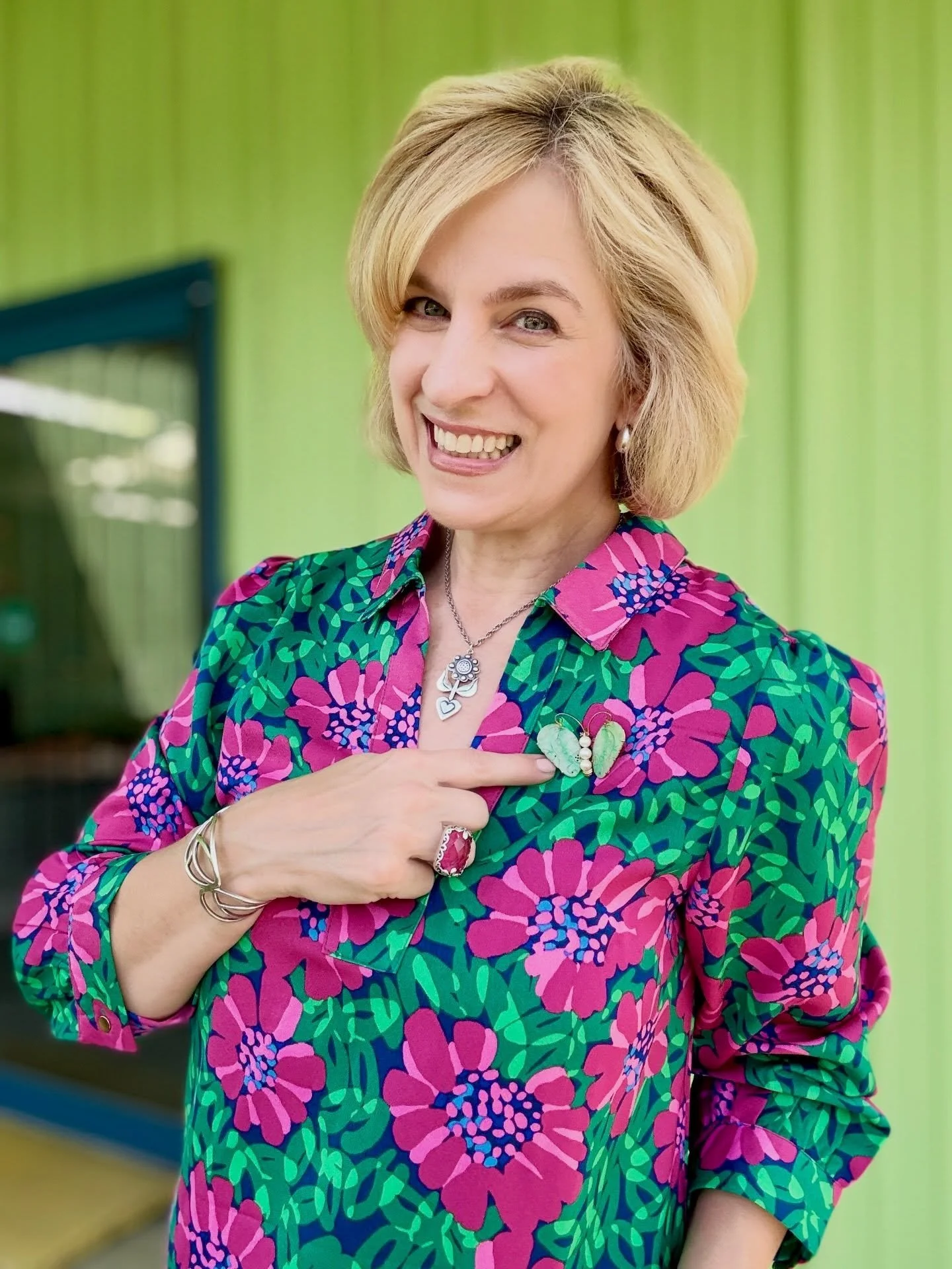 Follow me for the deals in the new upload&mdash;this jade butterfly pin is just the beginning. 🦋
Discover treasures from Wedgwood, French antique porcelain, Mid-Century glassware, and an eclectic table setting idea featuring a timeless pattern. Plus