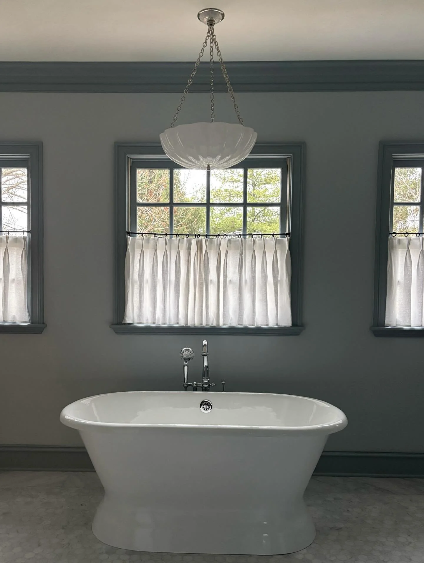 Raise your hand if this 🛁 makes you want a new year&rsquo;s eve bubble bath 🙋🏼&zwj;♀️! Can&rsquo;t wait to share more of the way this bathroom reno turned out.