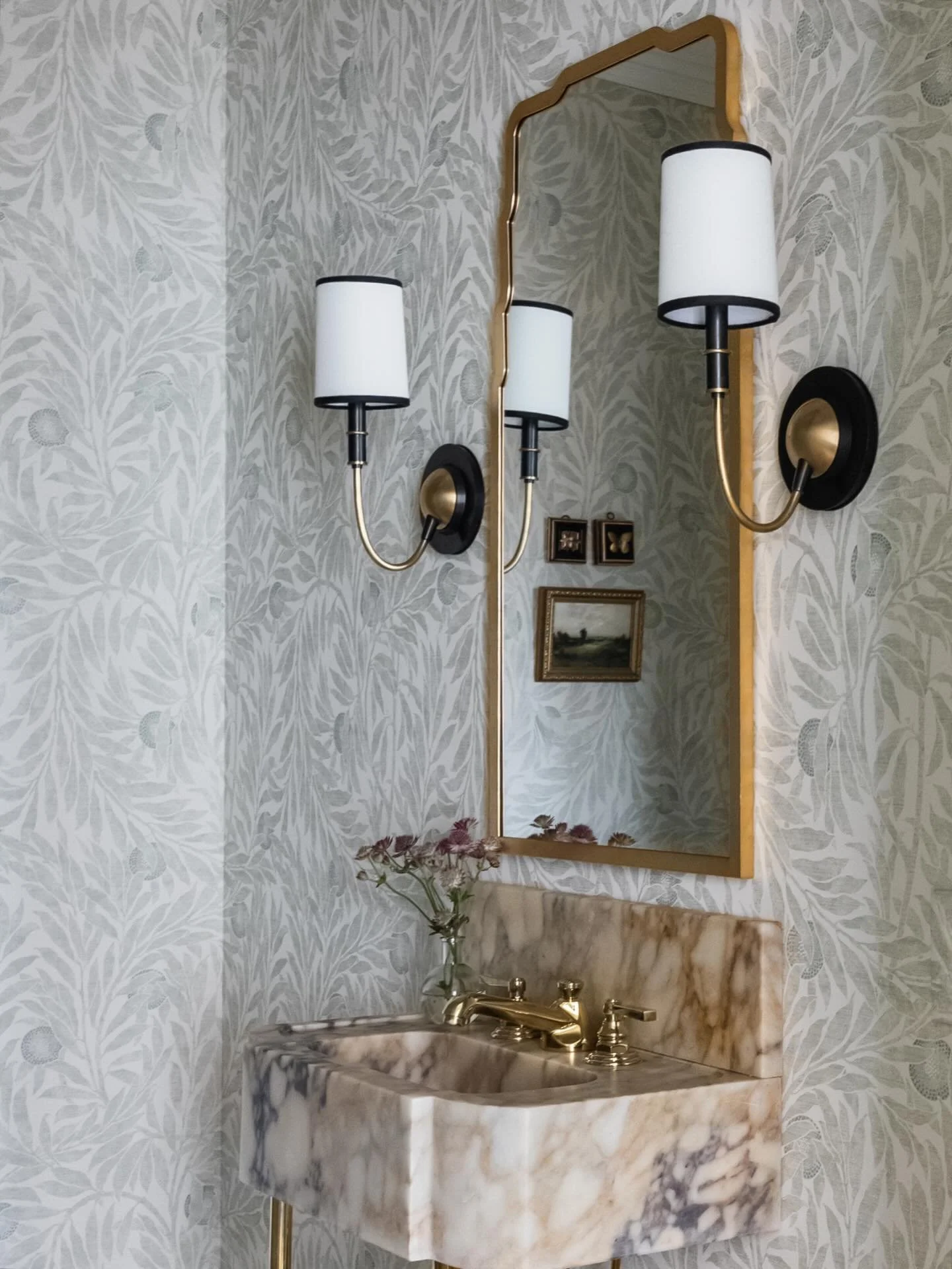 There&rsquo;s nothing better than stepping into a wallpapered powder bath 🌿 This one was a favorite to design!!