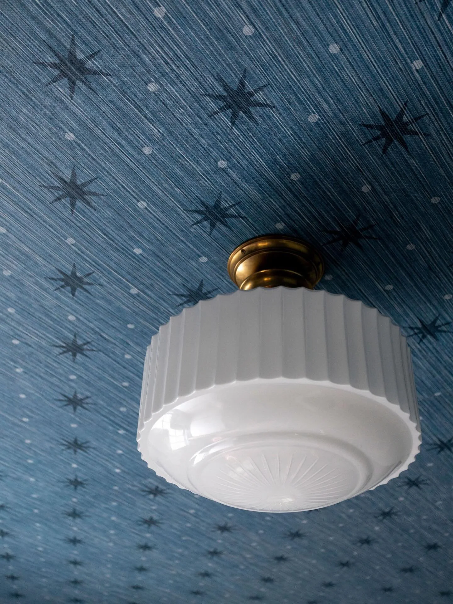 The wallpaper is the 🌟 of the show in this little boys room!

Photographed by @carolinesharpnack