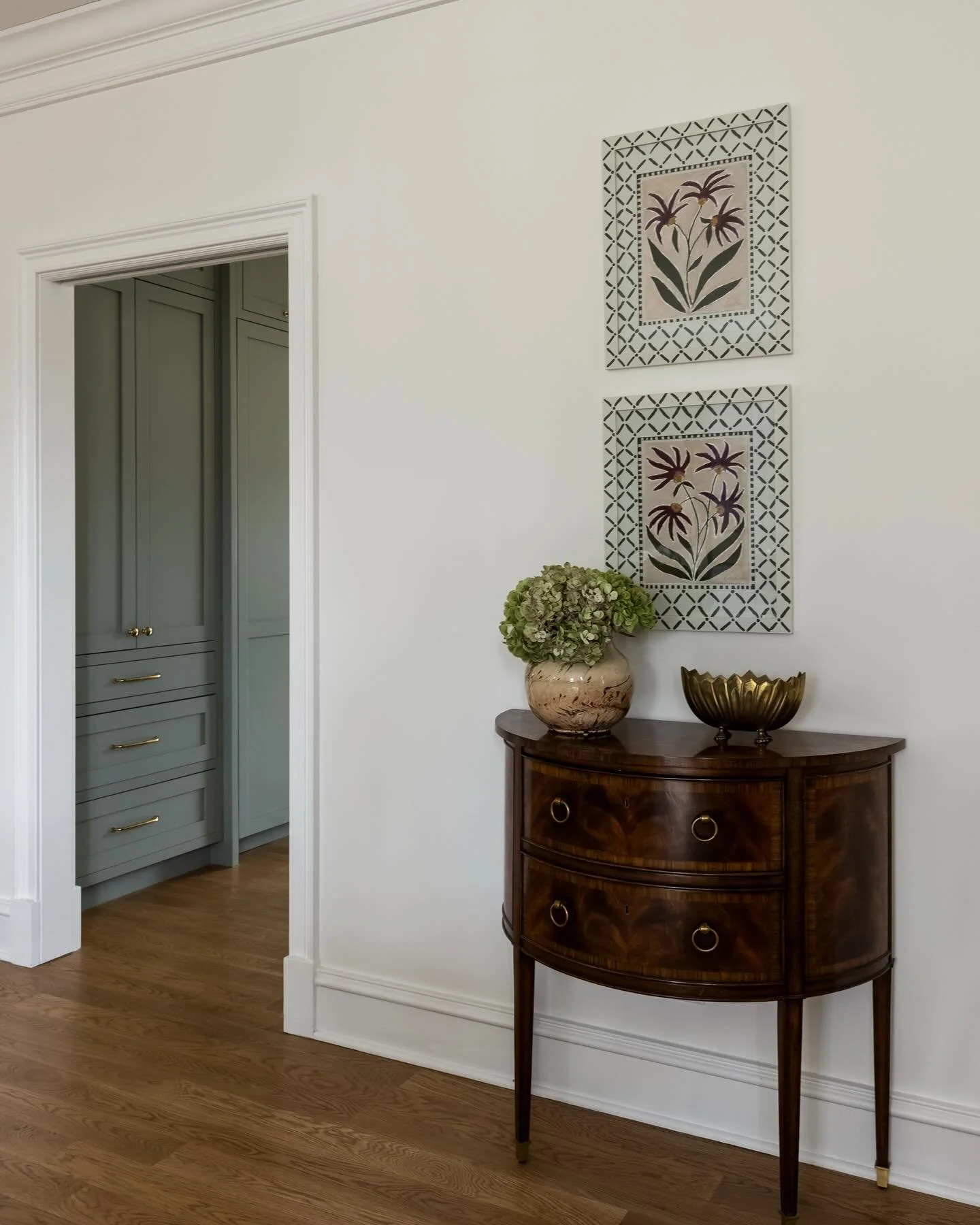 Two snaps 🤌🏻🤌🏻 for this gorgeous artwork by @lindseyallen_design! Love the color they bring to this happy space. 

Photographed by @juliannegreenphotography
