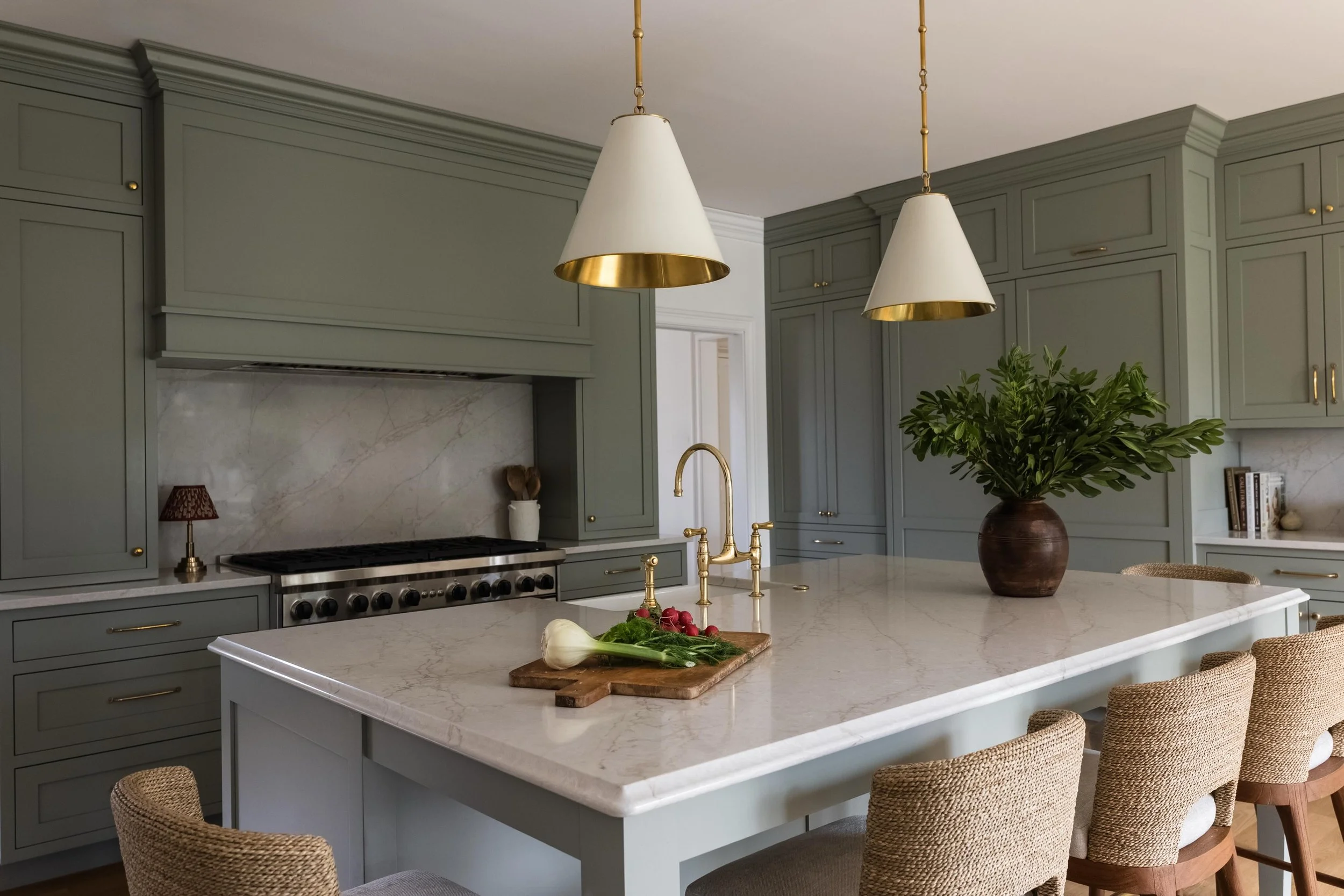 Kitchen islands are made for gathering (&amp; dancing!) 🤍

Photographed by @juliannegreenphotography