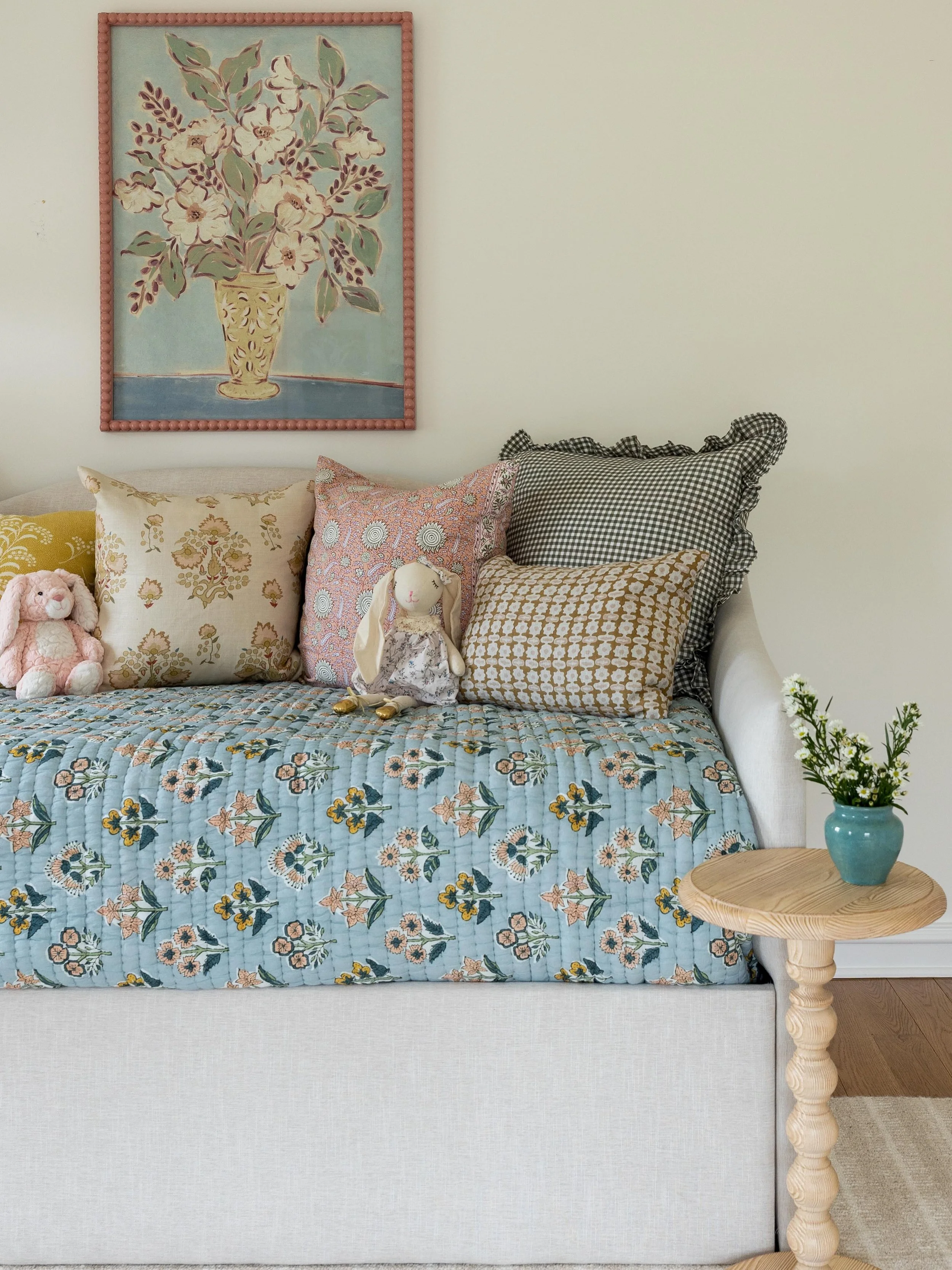 Daybeds&hellip; perfect for kids rooms! The colors in this sweet space are so happy 🫶🏼

Photographed by @juliannegreeninteriorsphoto