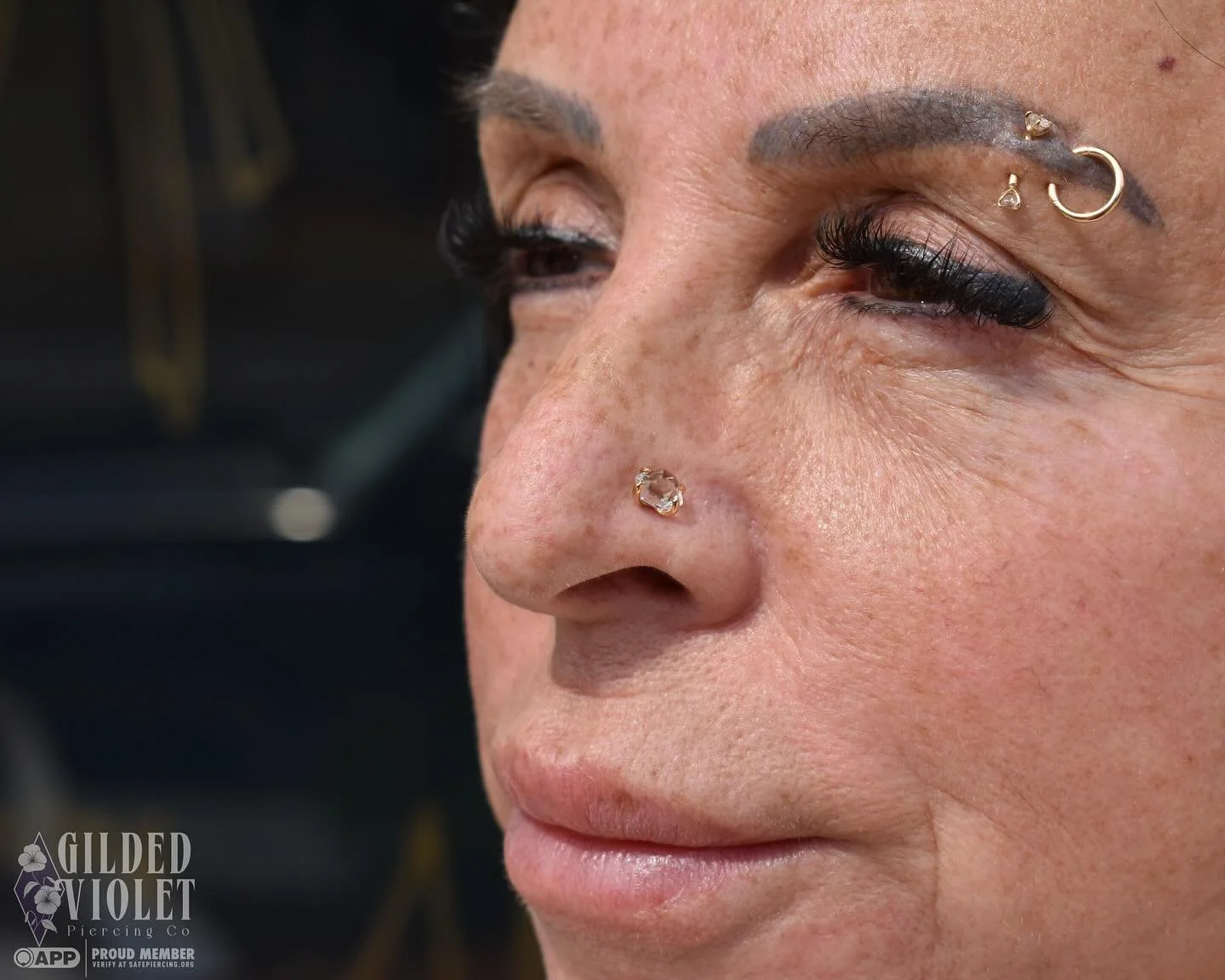 Herkimer diamond in yellow gold for this iconic nostril upgrade 💎 bold, gold, and exactly Judy's style! 
Piercings pictured not by me

#gildedvioletpiercing #piercingjeannette #fiveoneseventattoo #jeannettepa #quetzallijewelry #herkimerdiamond #soli