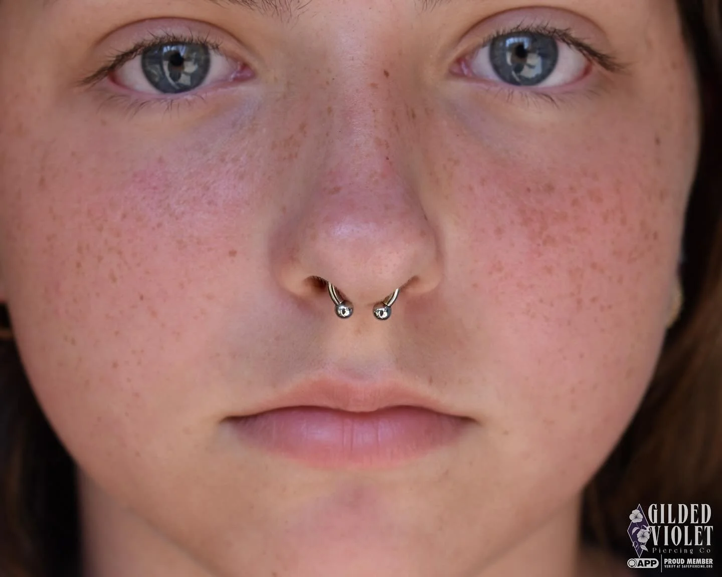 A classic titanium circular for this fresh septum 🗡️
It's so easy to get caught up in all the excitement of sparkly gold jewelry, but sometimes it's nice to go back to the basics

#gildedvioletpiercing #piercingjeannette #fiveoneseventattoo #jeannet