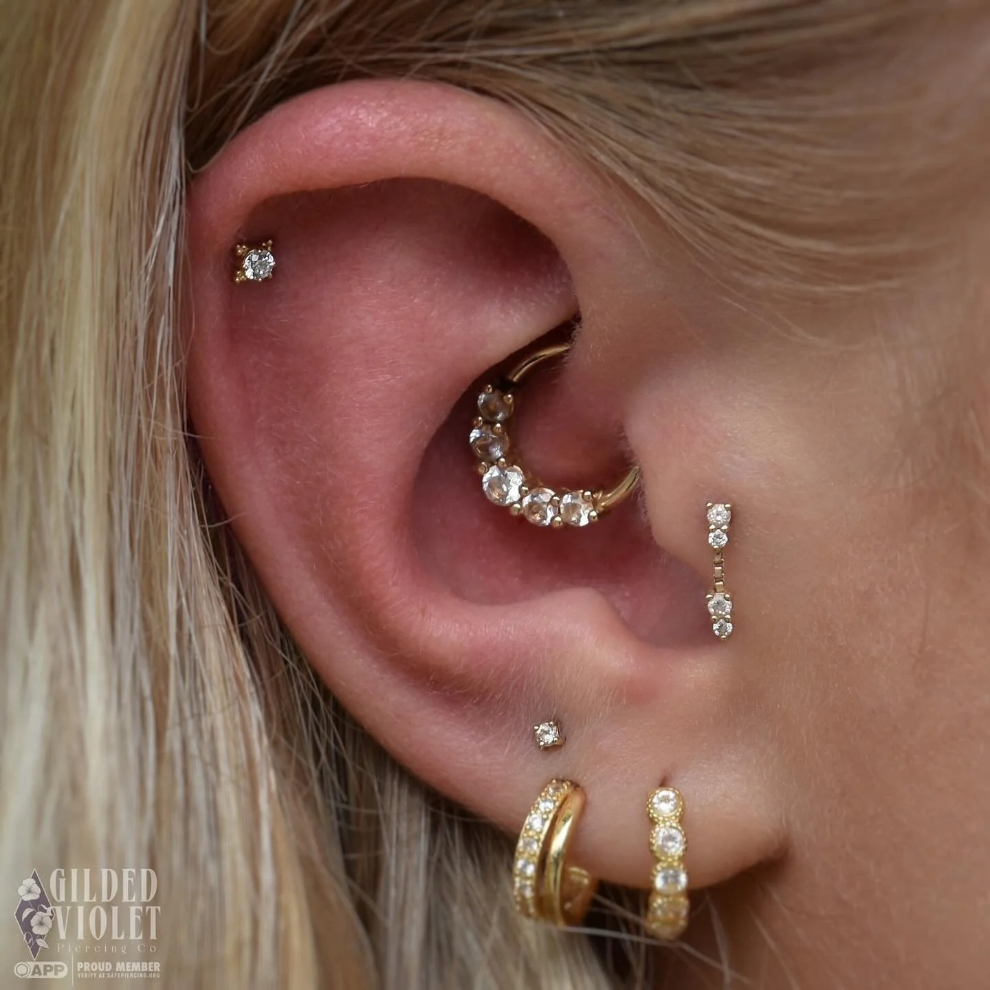 One more piercing added to Kiley's growing collection- a fresh helix to compliment a healing daith, and healed stacked lobe and tragus ✨ all pierced by me over the last few years
.
.
.
#earpiercings #daithpiercing #helixpiercing #traguspiercing #stac